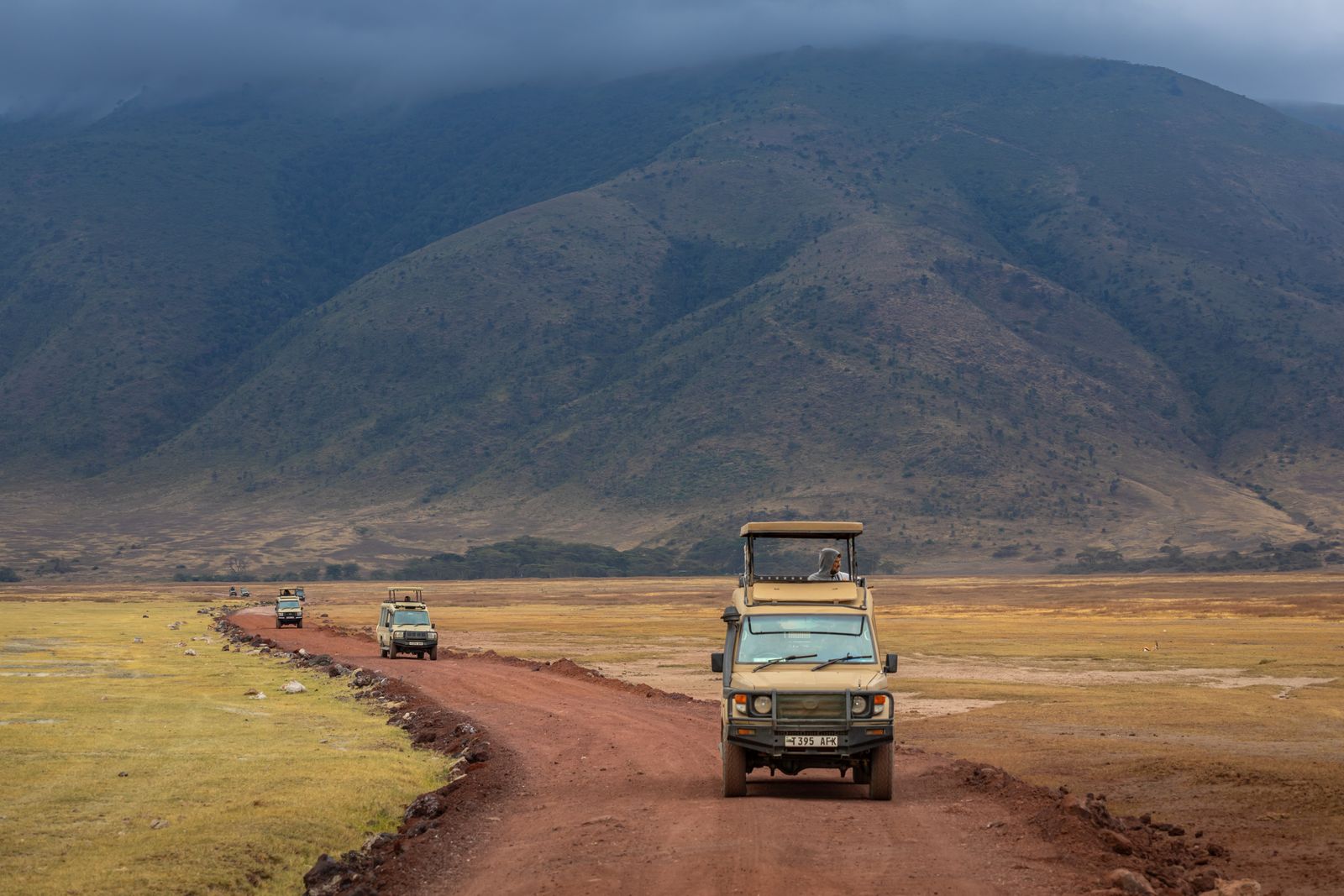 Convoi de 4x4 de safari sur la piste du cratère du Ngorongoro, Tanzanie