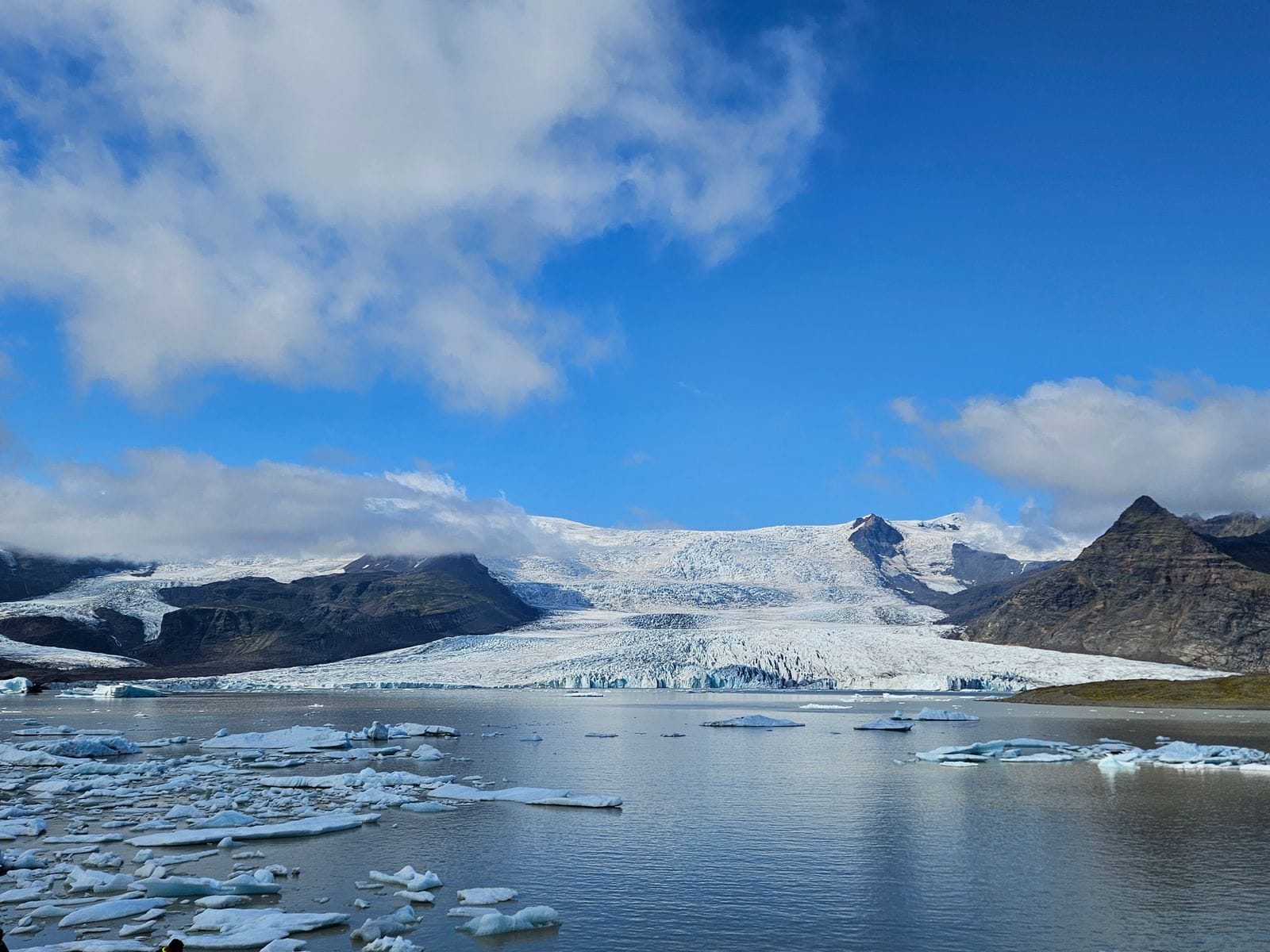 Glacier Vatnajökull sous ciel bleu