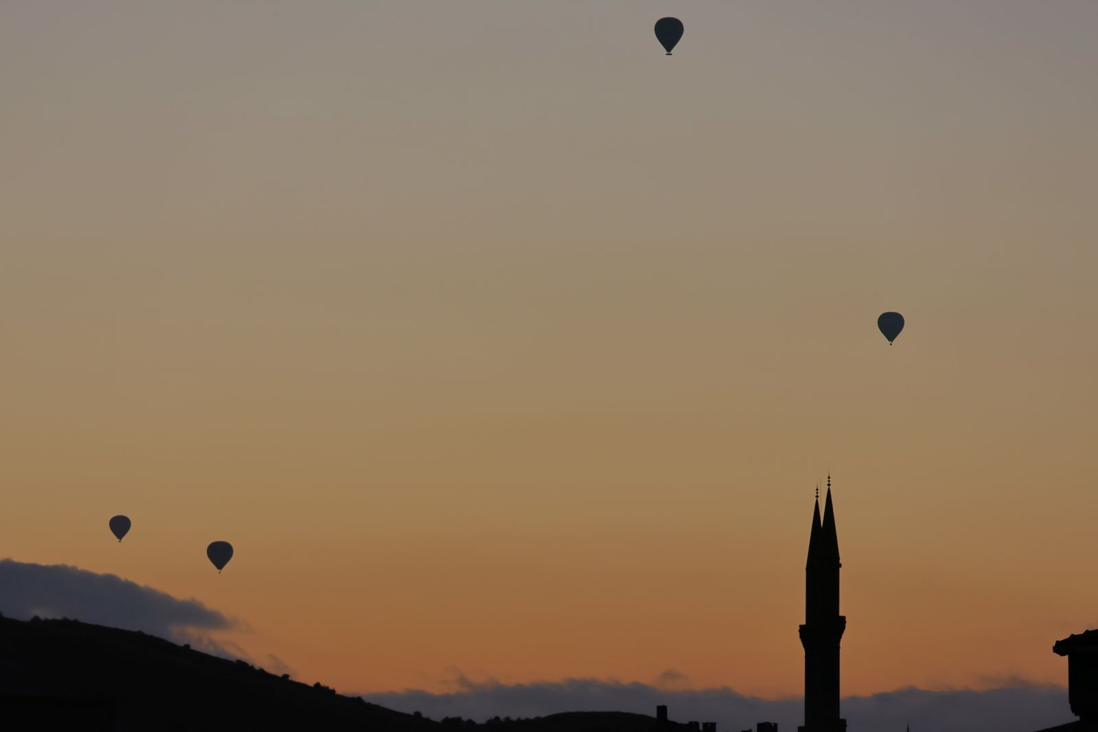 Montgolfières au lever du soleil au-dessus de la Cappadoce, Turquie