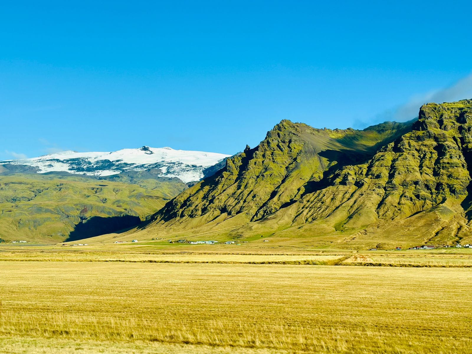 Paysage de montagnes islandaises sous un ciel dégagé