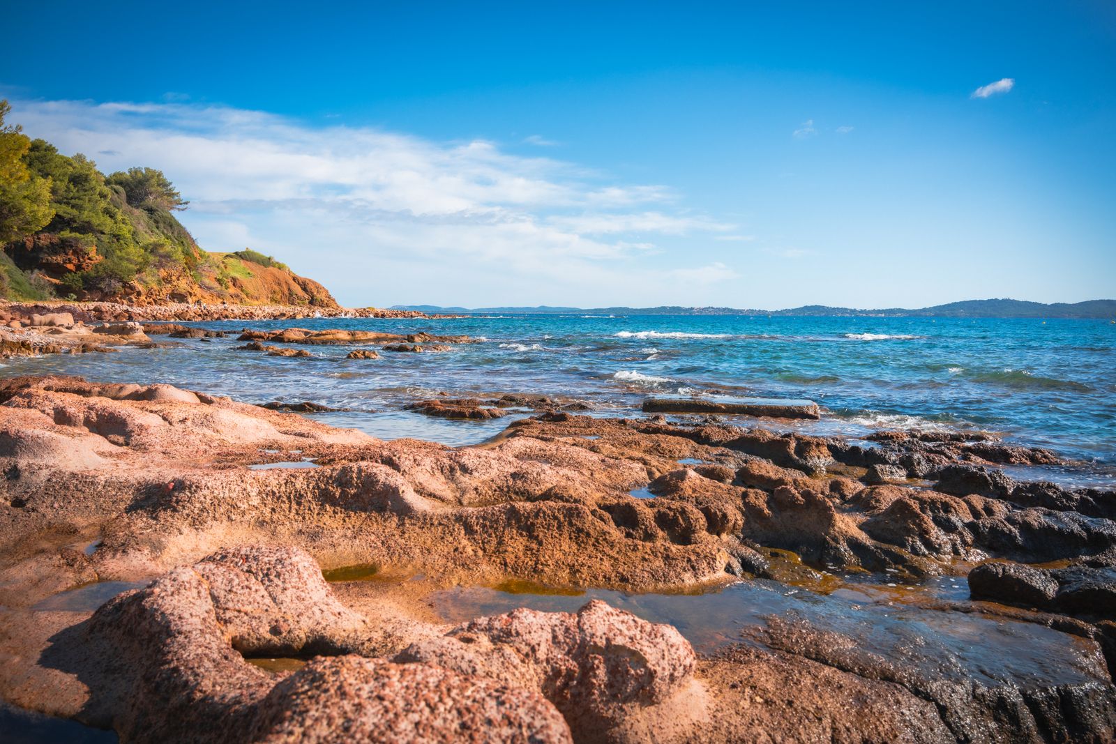 Roches rouges du massif de l'Estérel au bord de la Méditerranée
