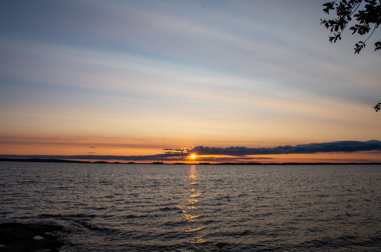 Coucher de soleil sur un lac finlandais aux eaux calmes en été