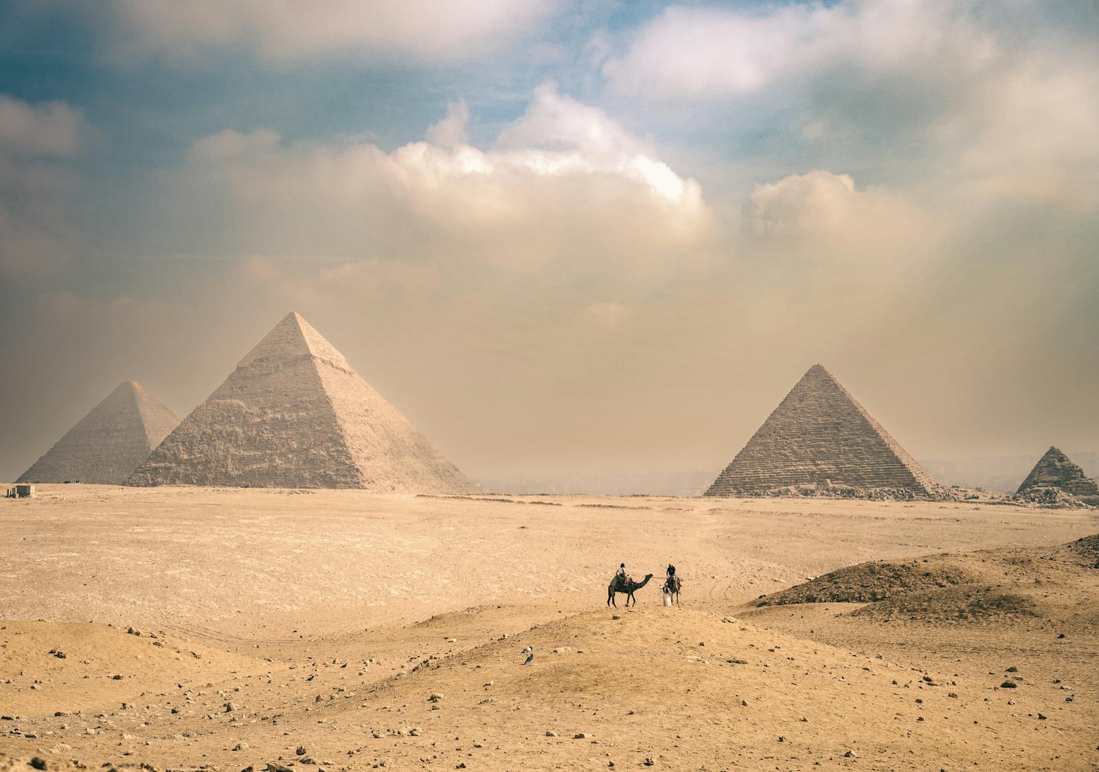 Pyramides de Gizeh au coucher du soleil en Égypte