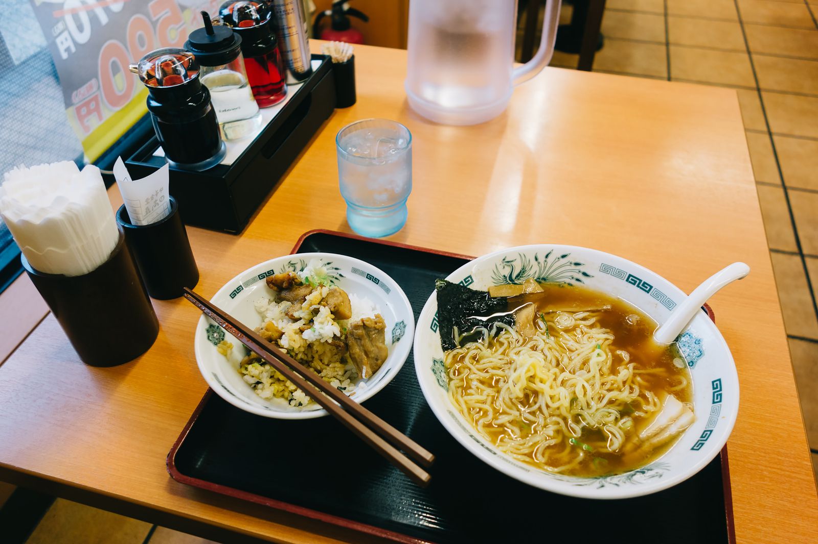 Bol de ramen fumant servi avec du riz dans un restaurant traditionnel de Tokyo