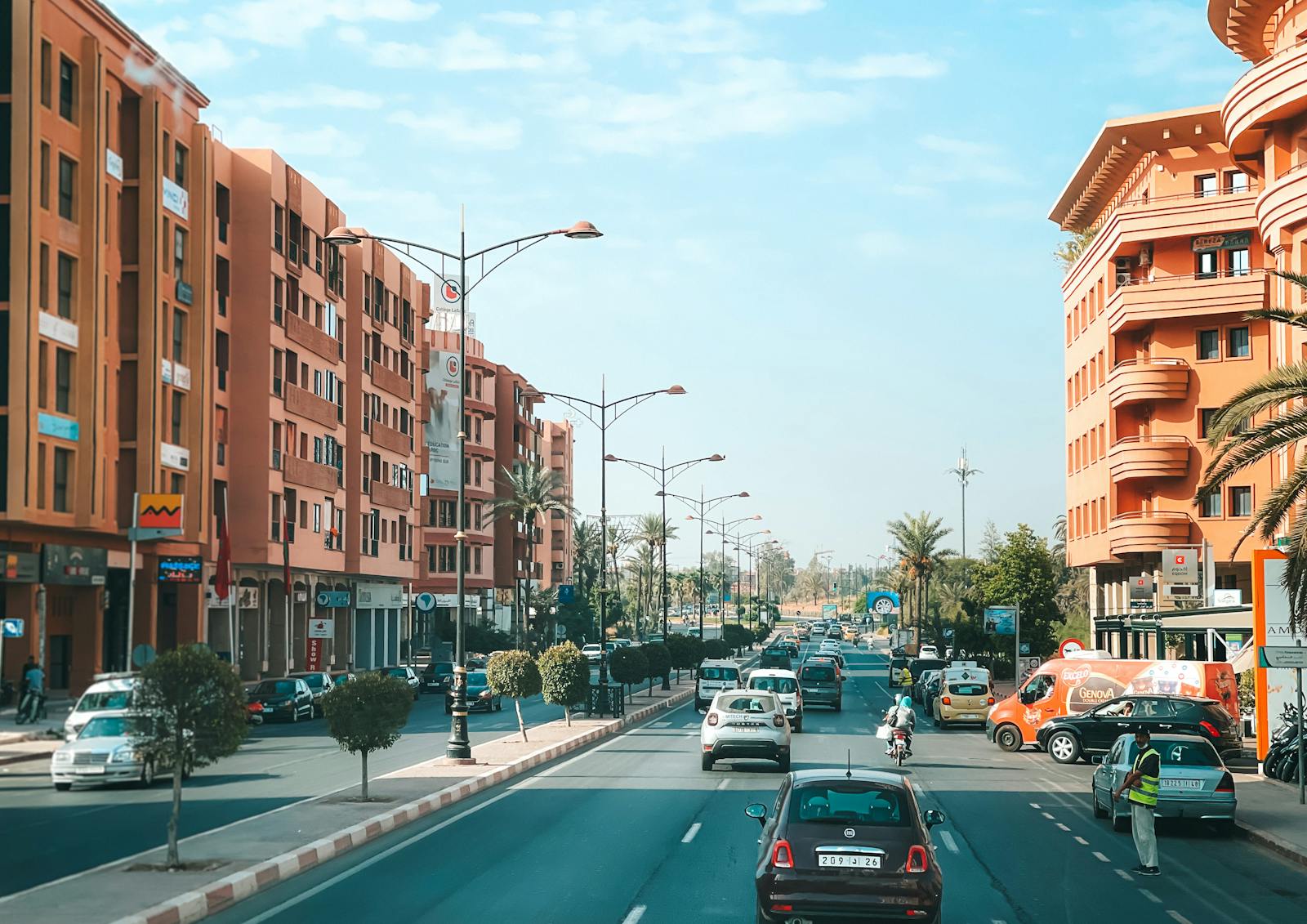 Scène de rue animée avec circulation dans la ville nouvelle de Marrakech, ambiance du quartier Guéliz
