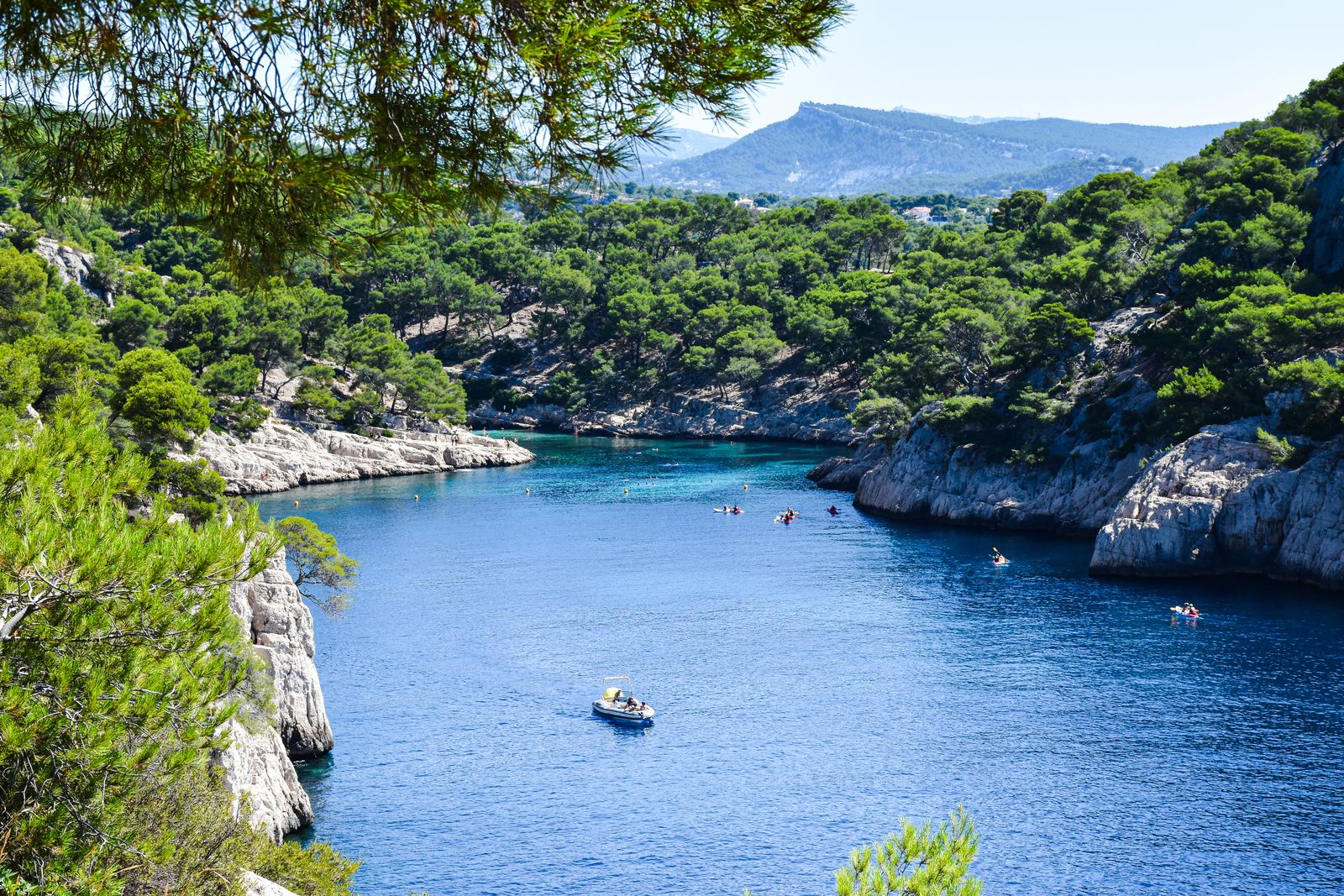 Calanque aux eaux turquoise entre falaises blanches près de Cassis