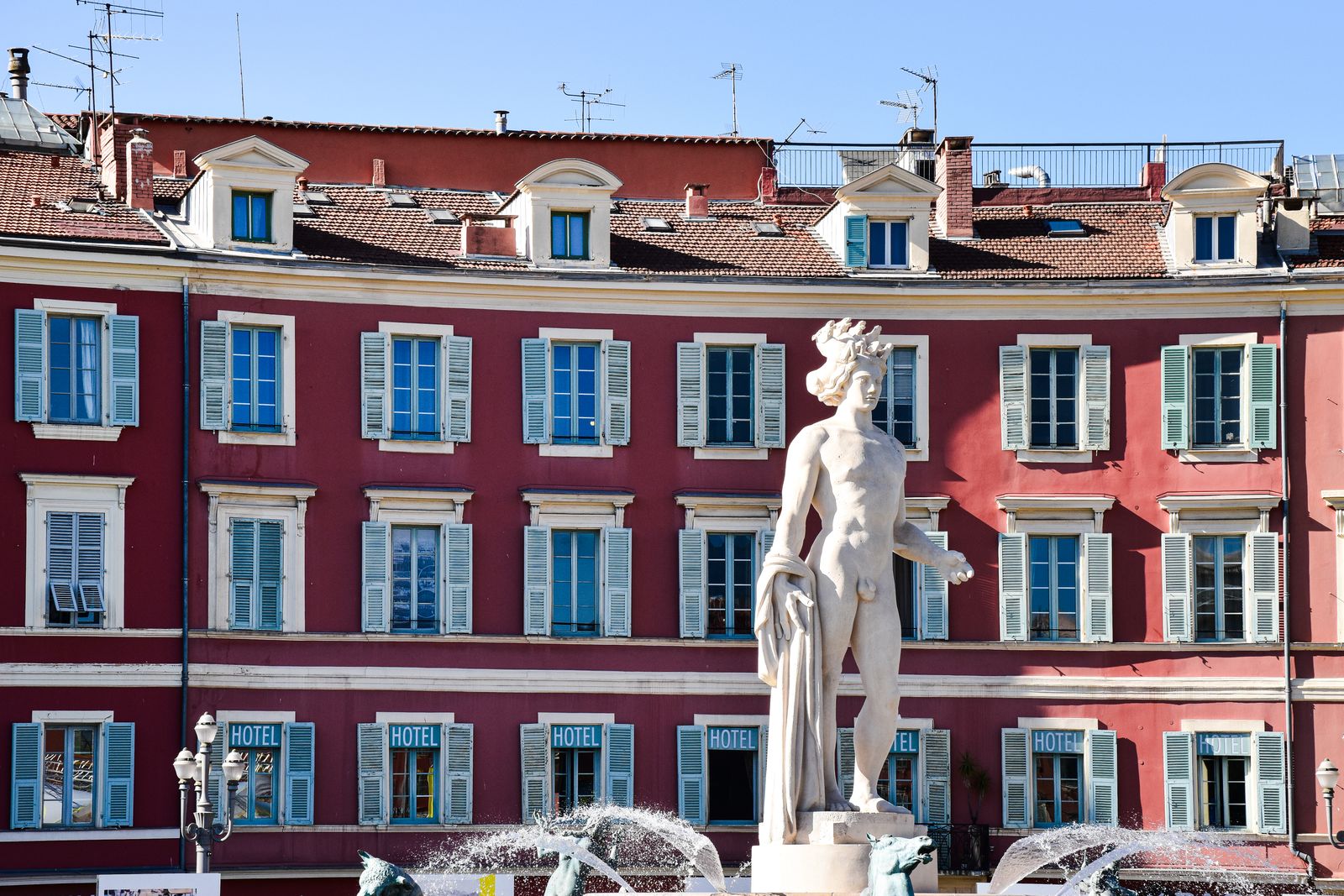 Palace historique à coupole sur la promenade des Anglais à Nice
