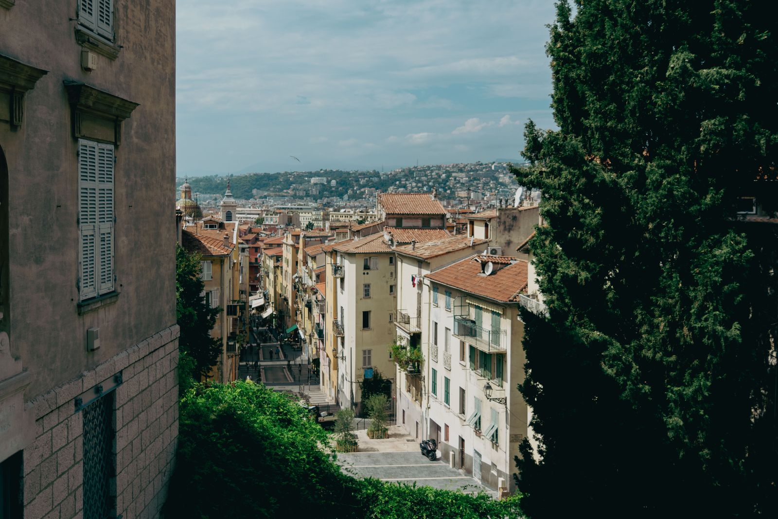 Toits et ruelles du Vieux-Nice vus depuis les hauteurs de la ville