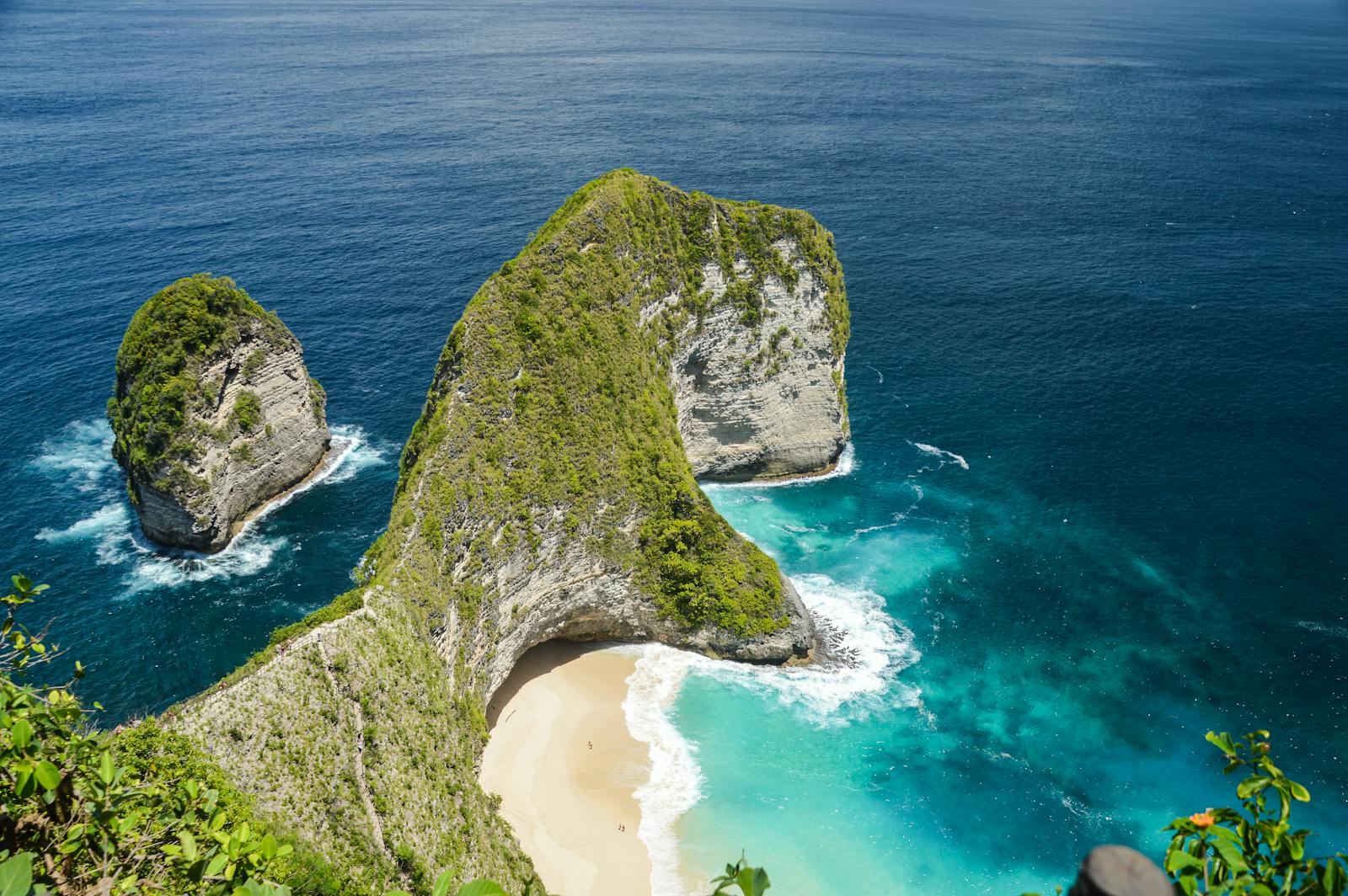 Falaise de Kelingking Beach en forme de T-Rex et eau turquoise à Nusa Penida