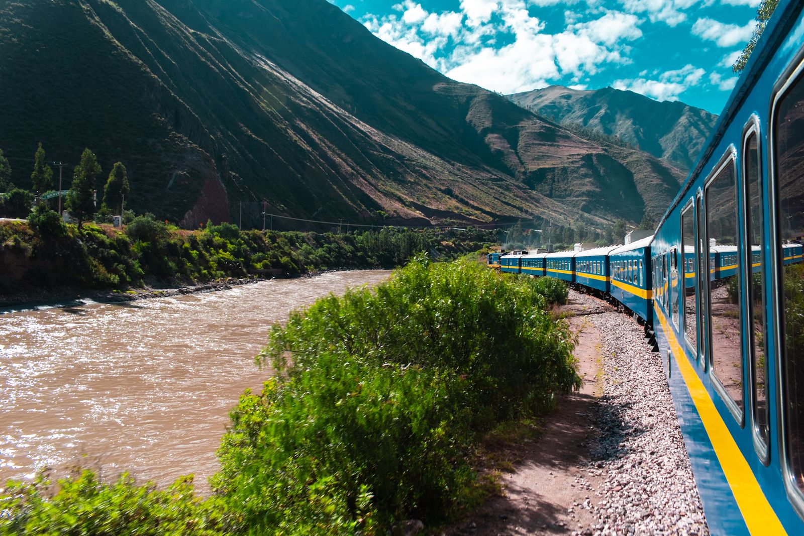 Train touristique descendant la vallée andine vers Aguas Calientes