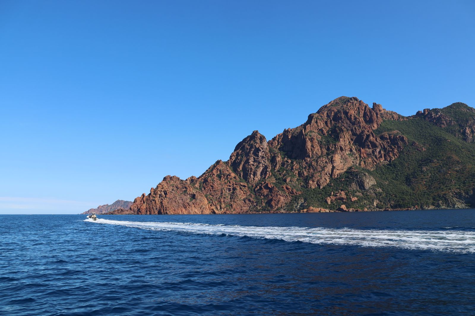 Aiguilles de granit rouge des calanques de Piana plongeant dans la mer, Corse