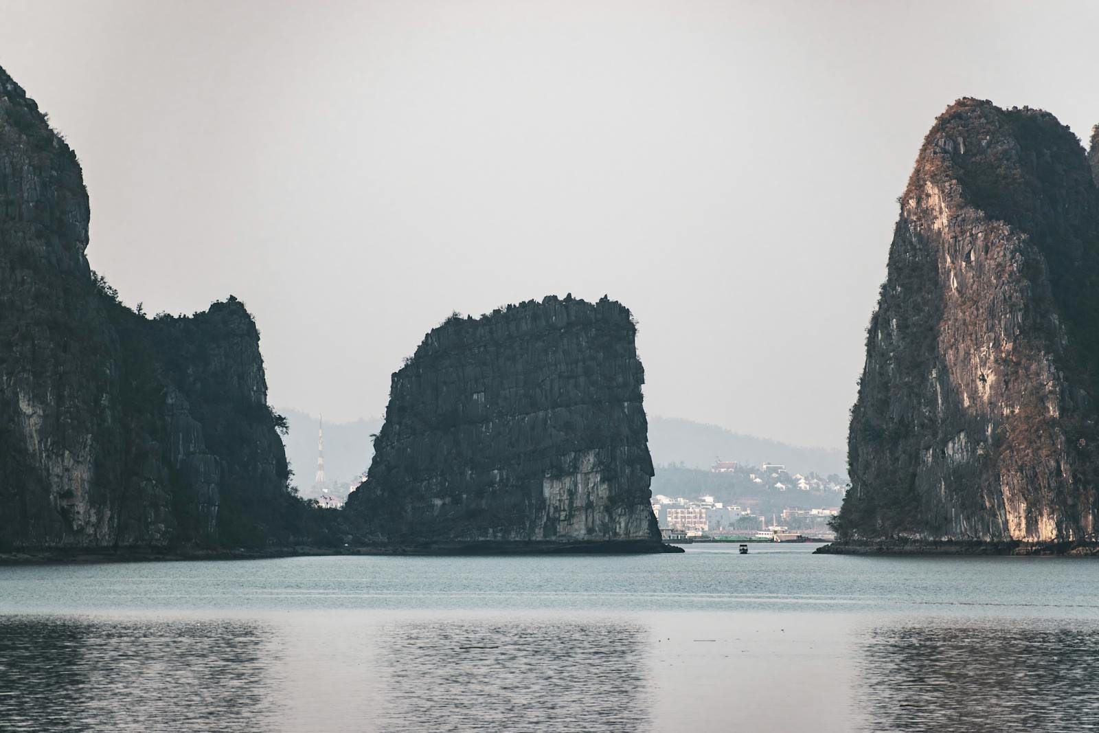 Jonque traditionnelle naviguant entre les îles karstiques de la baie d'Halong
