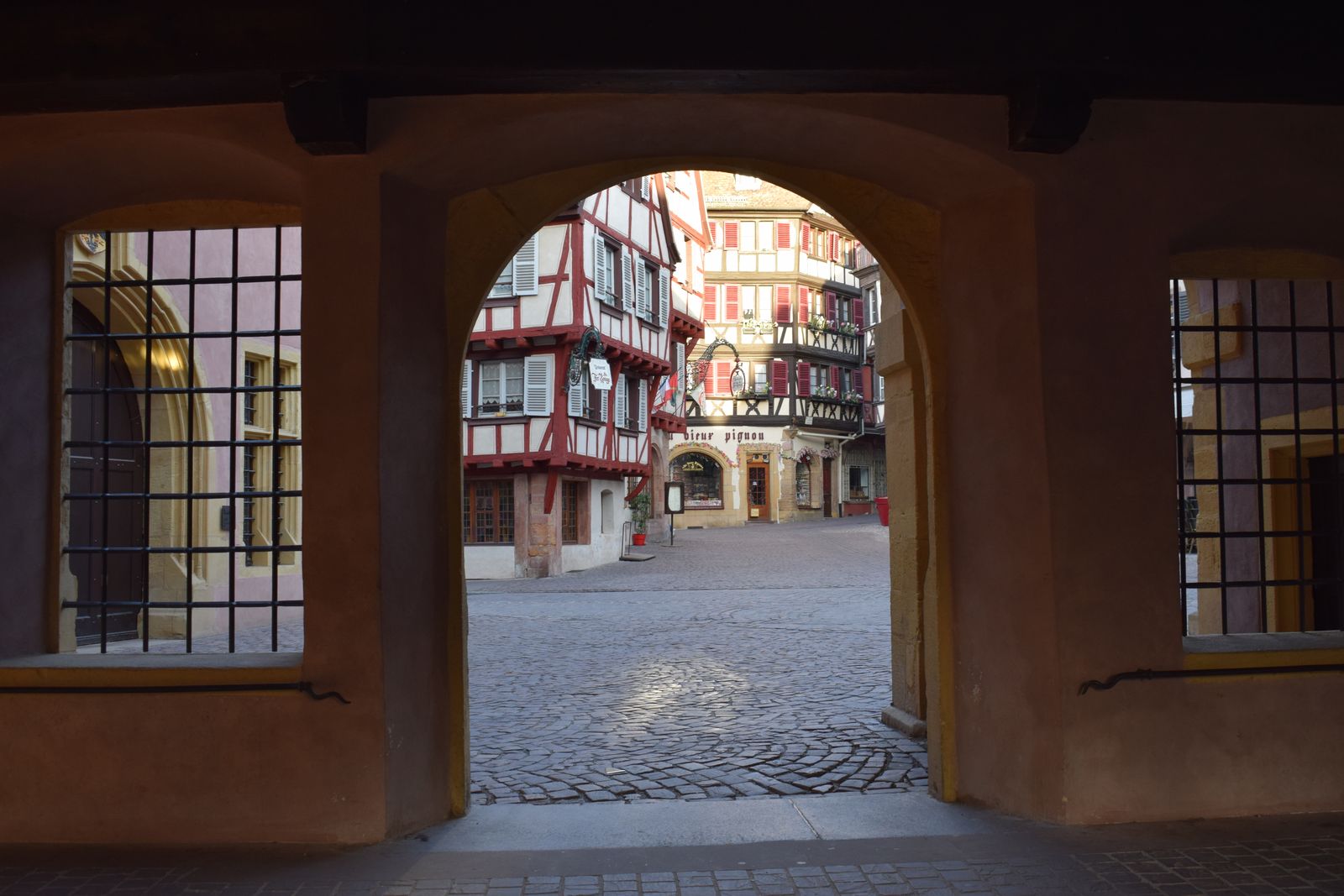 Maisons à colombages colorées le long d'un canal à Colmar
