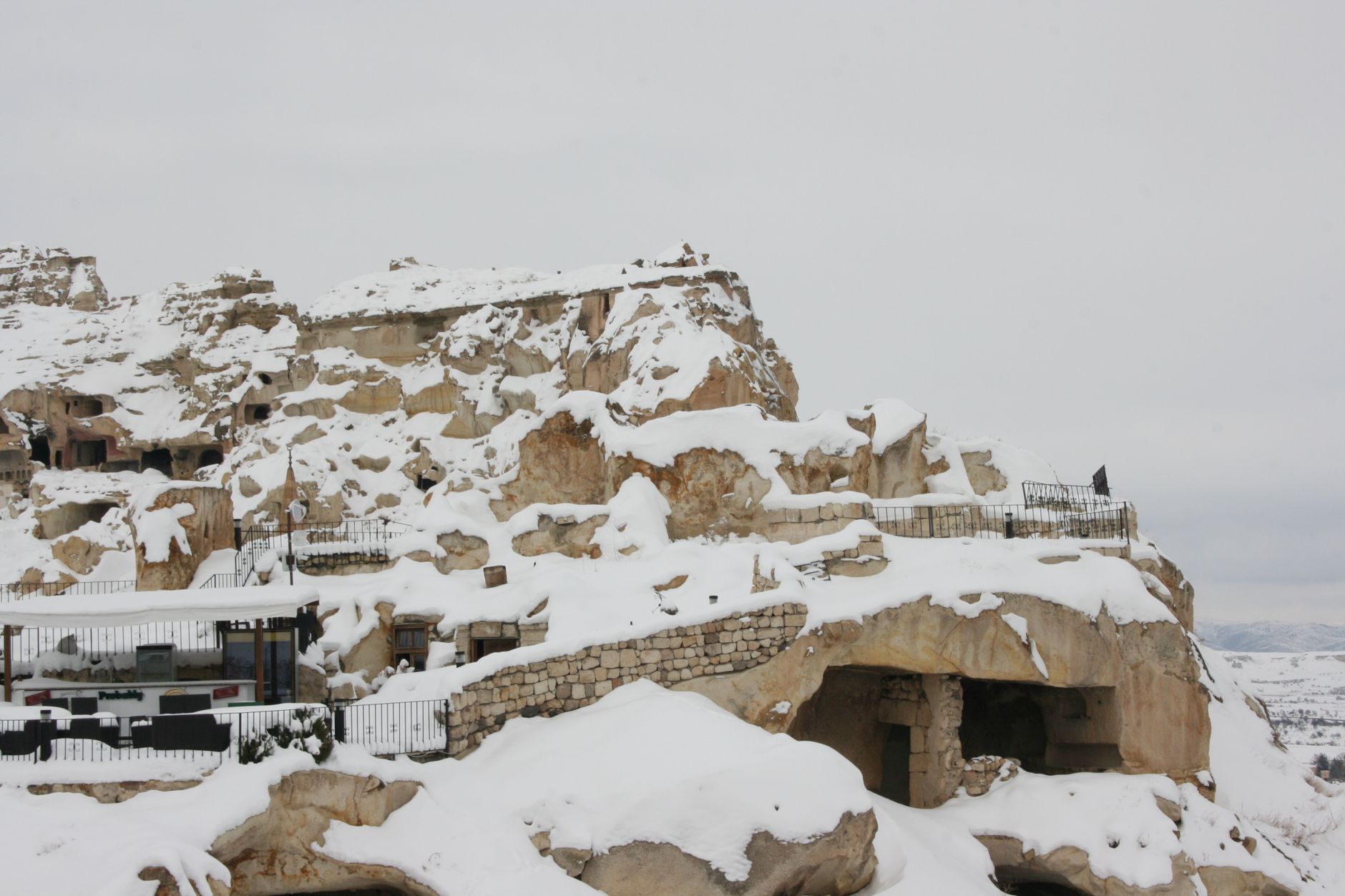 Paysage enneigé et habitations troglodytes d'Ürgüp en hiver, Cappadoce