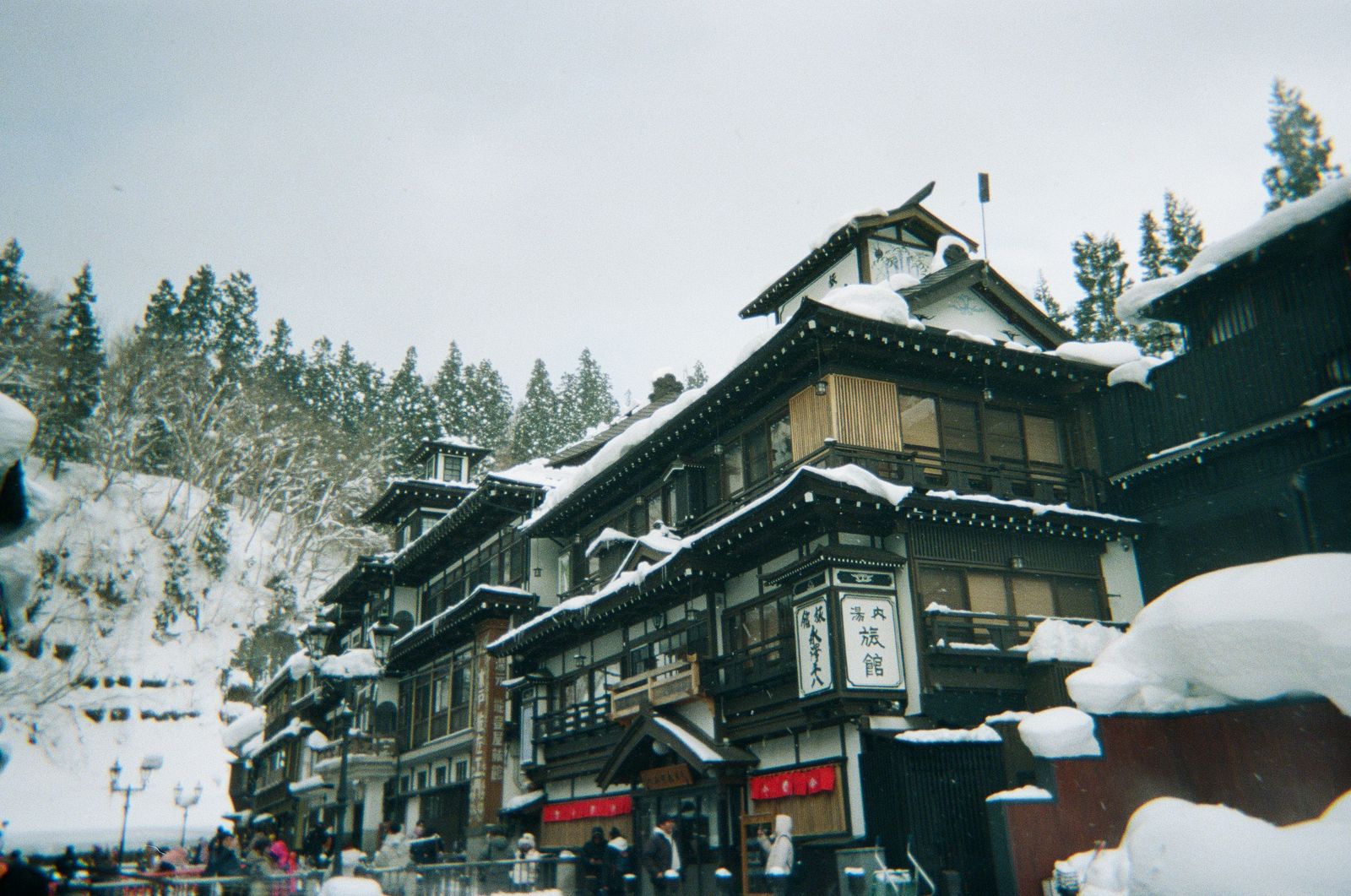 Ville thermale japonaise sous la neige avec architecture traditionnelle