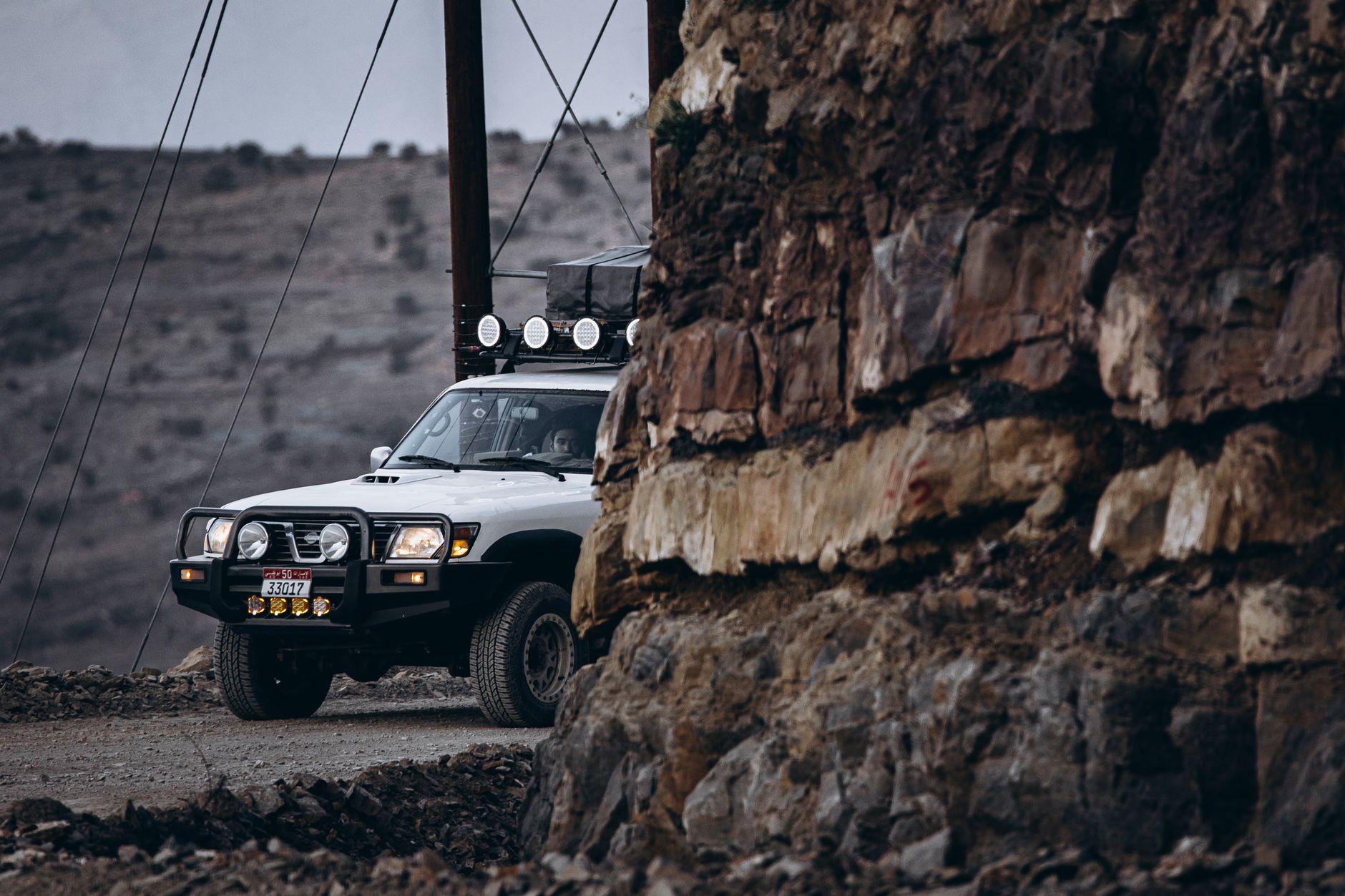 4x4 progressant sur un terrain rocailleux dans les montagnes d'Oman