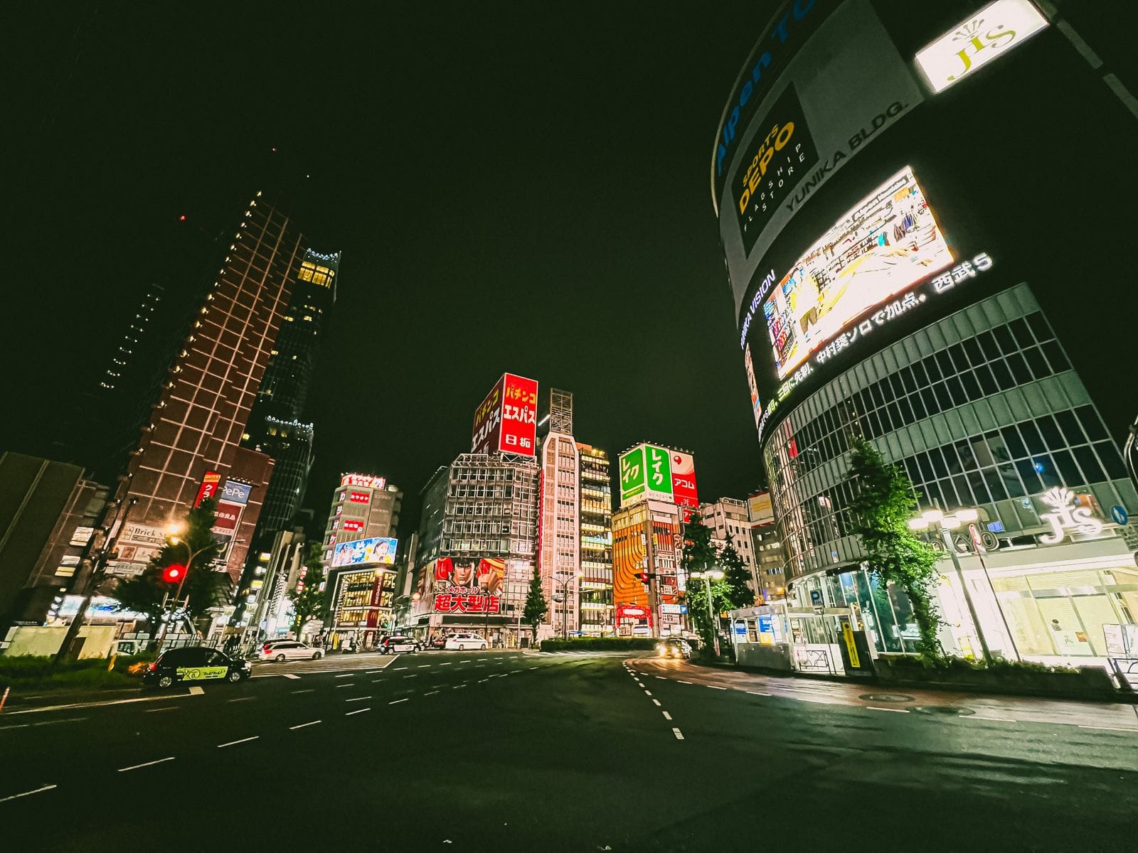 Rues animées et néons de Shinjuku à Tokyo la nuit