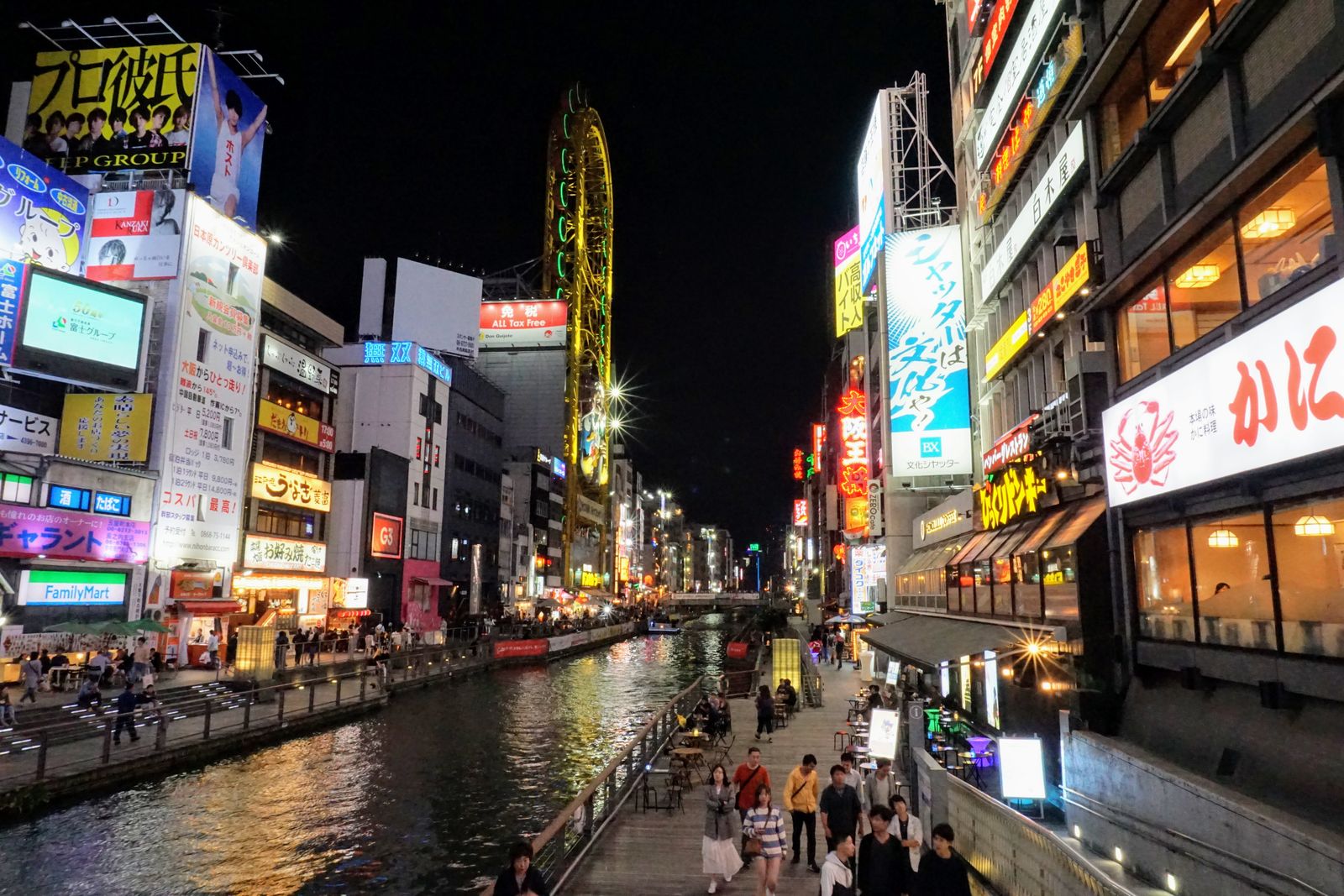 Enseignes lumineuses se reflétant dans le canal de Dotonbori à Osaka la nuit