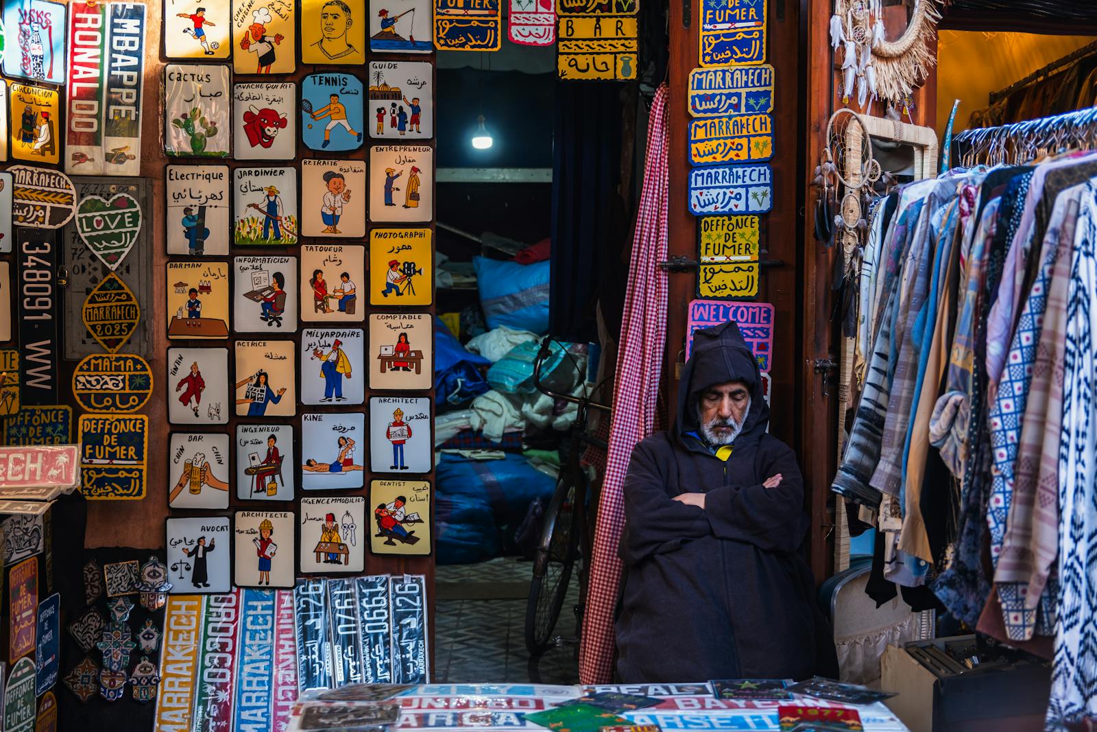 Souk coloré dans la médina de Marrakech, Maroc