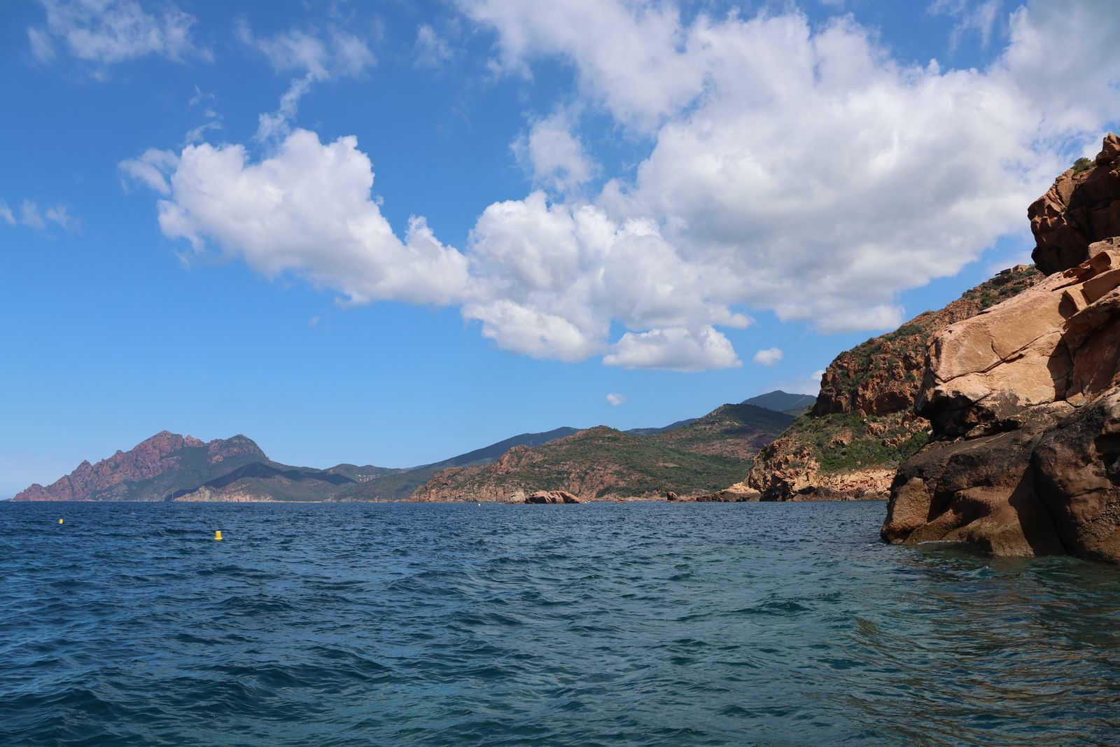 Falaises rouges de la réserve de Scandola vues depuis la mer, Corse