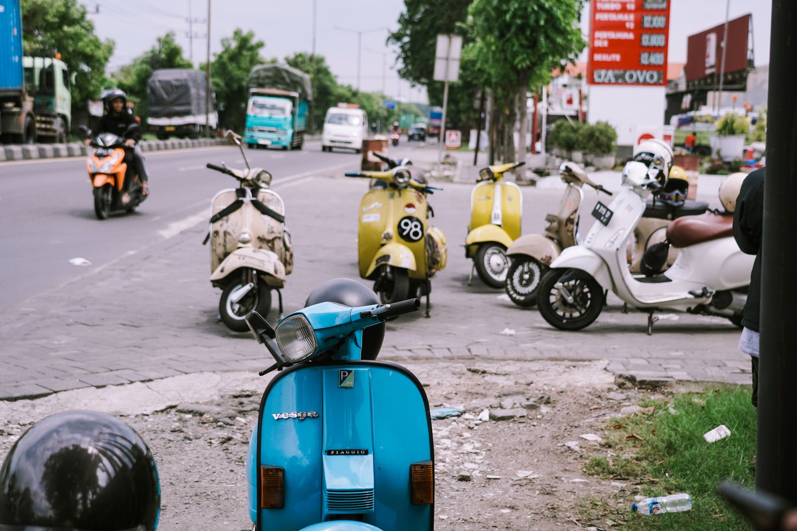 Scooters garés le long d'une rue indonésienne, principal moyen de transport à Bali