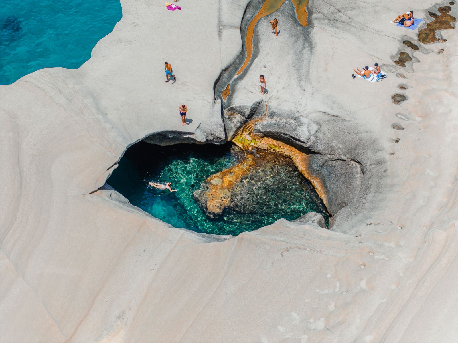 Les roches blanches de Sarakiniko sur l'île de Milos, Cyclades