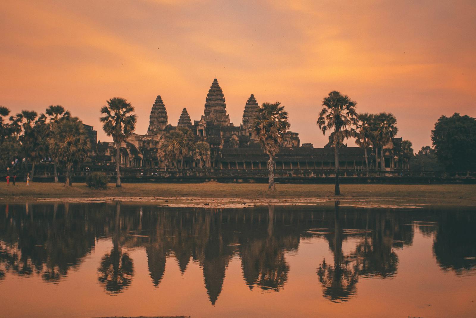 Temple Angkor Wat au lever du soleil avec reflet dans le bassin, Cambodge