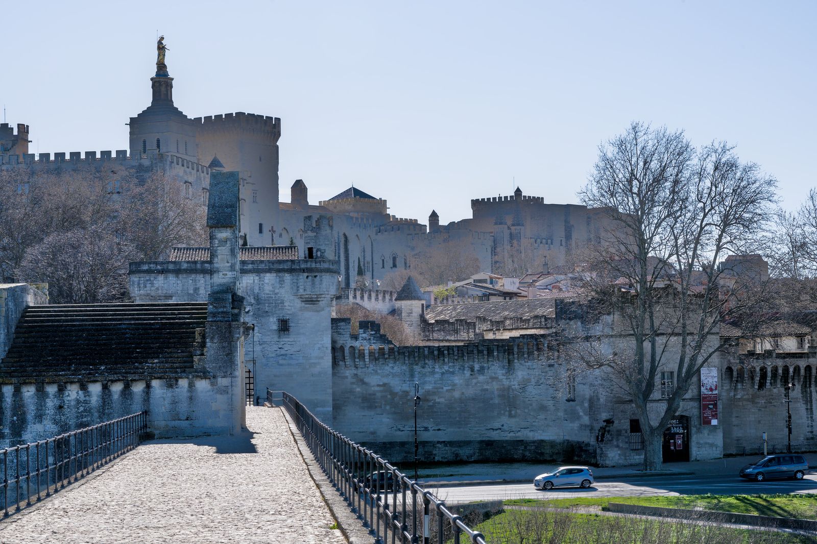 Hôtel particulier ancien au pied du palais des Papes à Avignon
