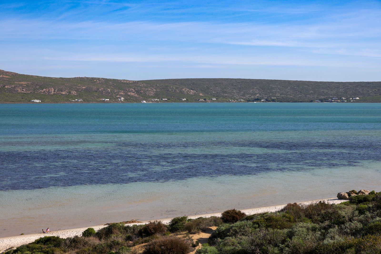 Lagune côtière aux eaux turquoise bordée de fynbos, littoral sud-africain