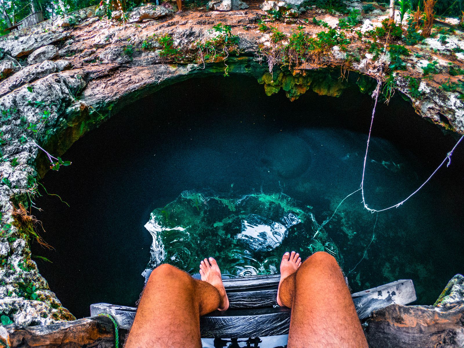 Vue plongeante sur un cenote de Tulum aux eaux turquoise