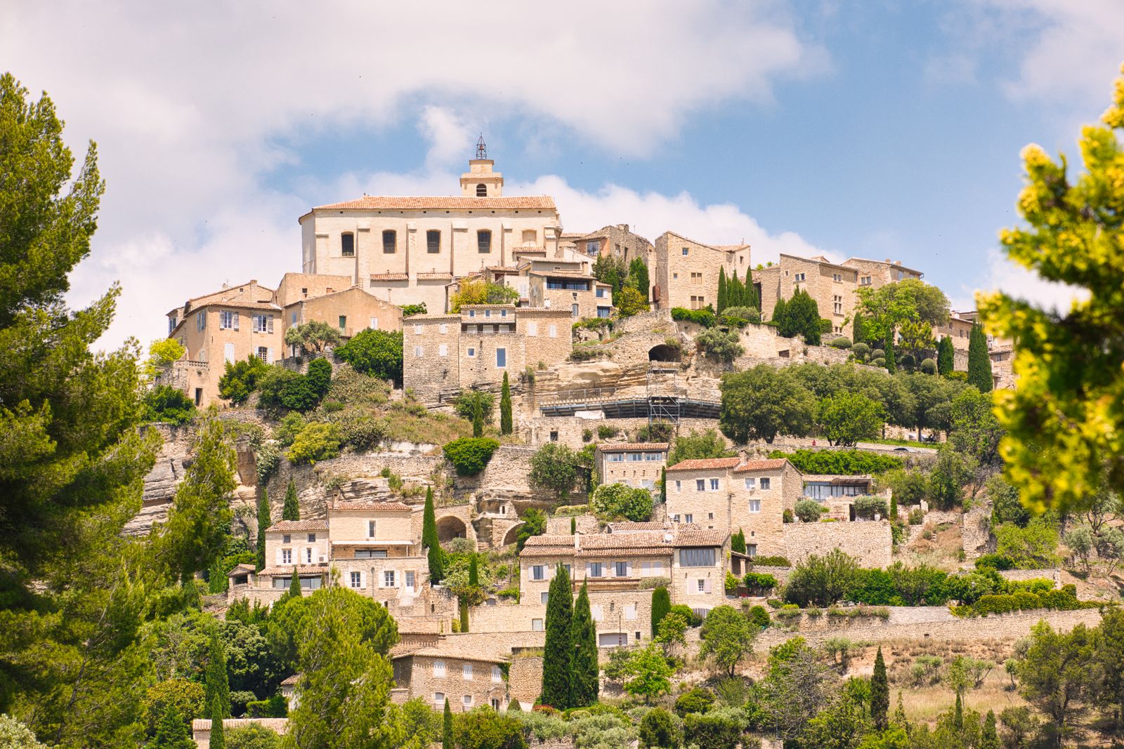 Village perché de Gordes dominant la vallée du Luberon en Provence