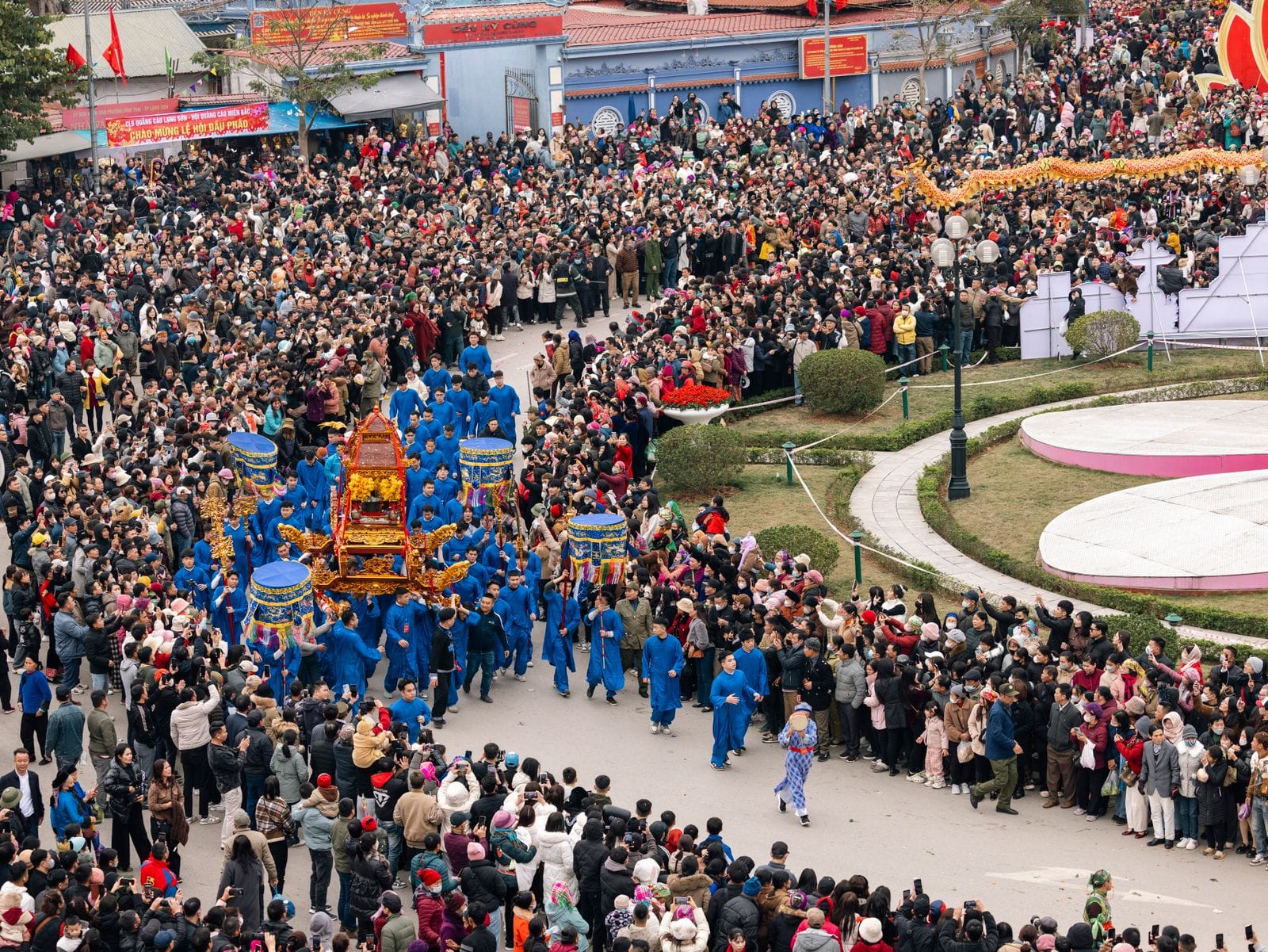 Procession festive traditionnelle au Vietnam, scène culturelle de fête locale