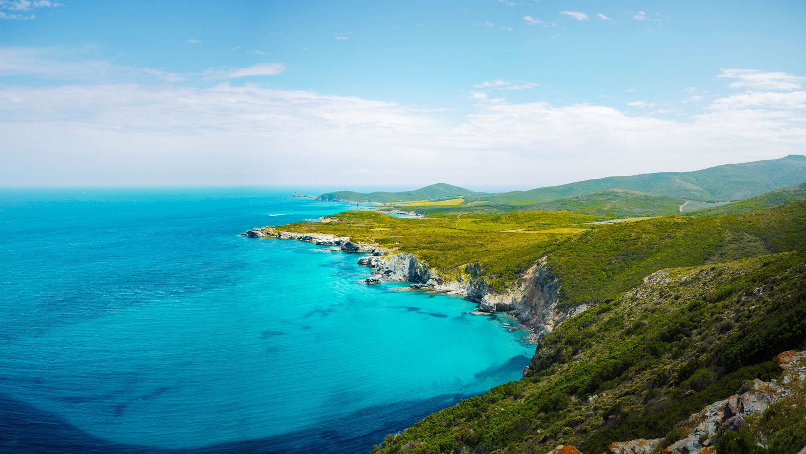 Crique de sable blanc et eau turquoise en Corse du Sud