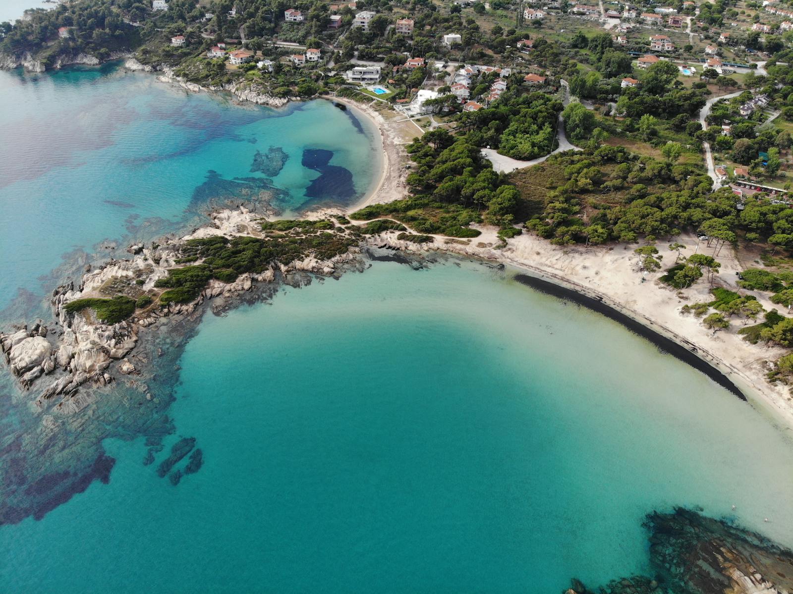 Vue aérienne d'une plage de Sithonie en Grèce aux eaux turquoise en plein été