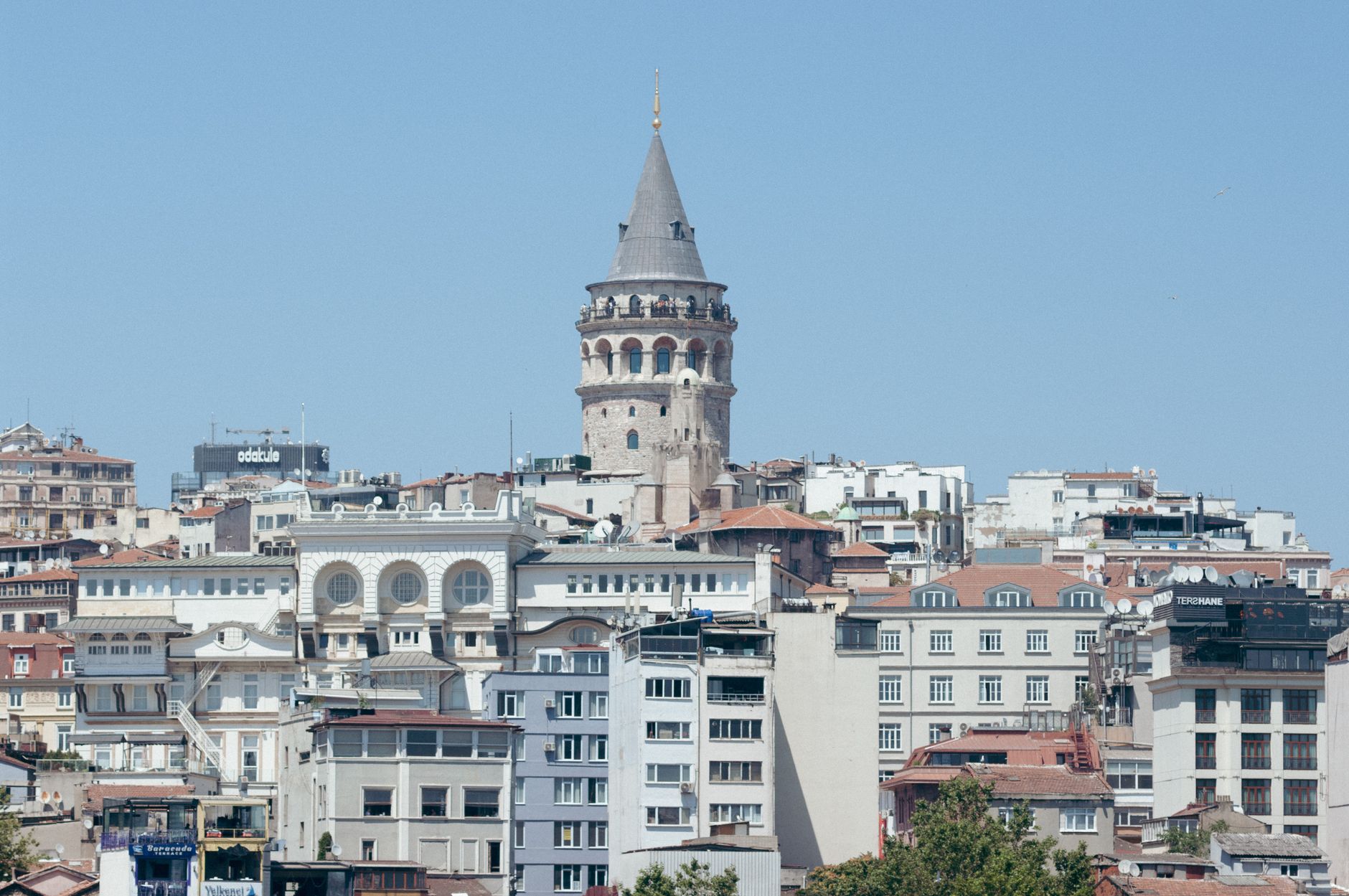 Tour de Galata dominant les toits d'Istanbul en journée