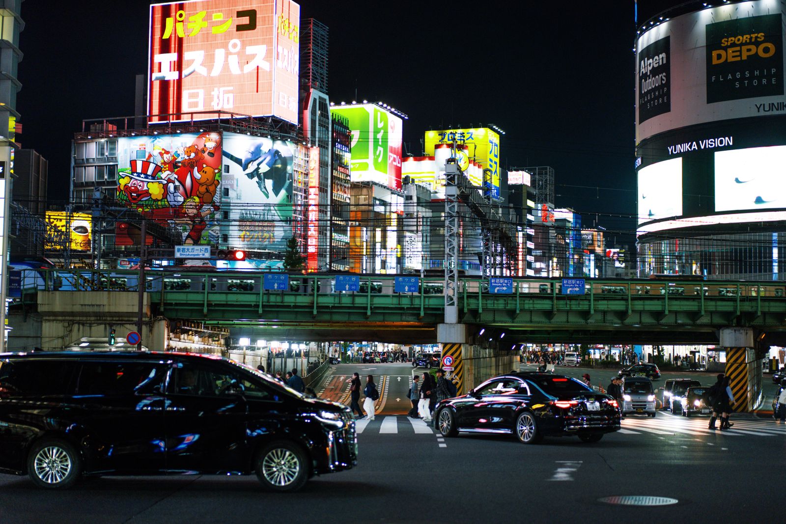 Rues de Shinjuku à Tokyo de nuit, illuminées par les néons et l'effervescence du quartier