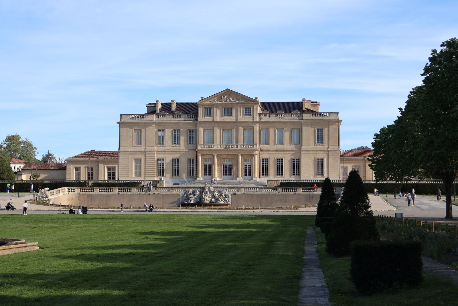 Ancien couvent transformé en hôtel avec cloître à Arles