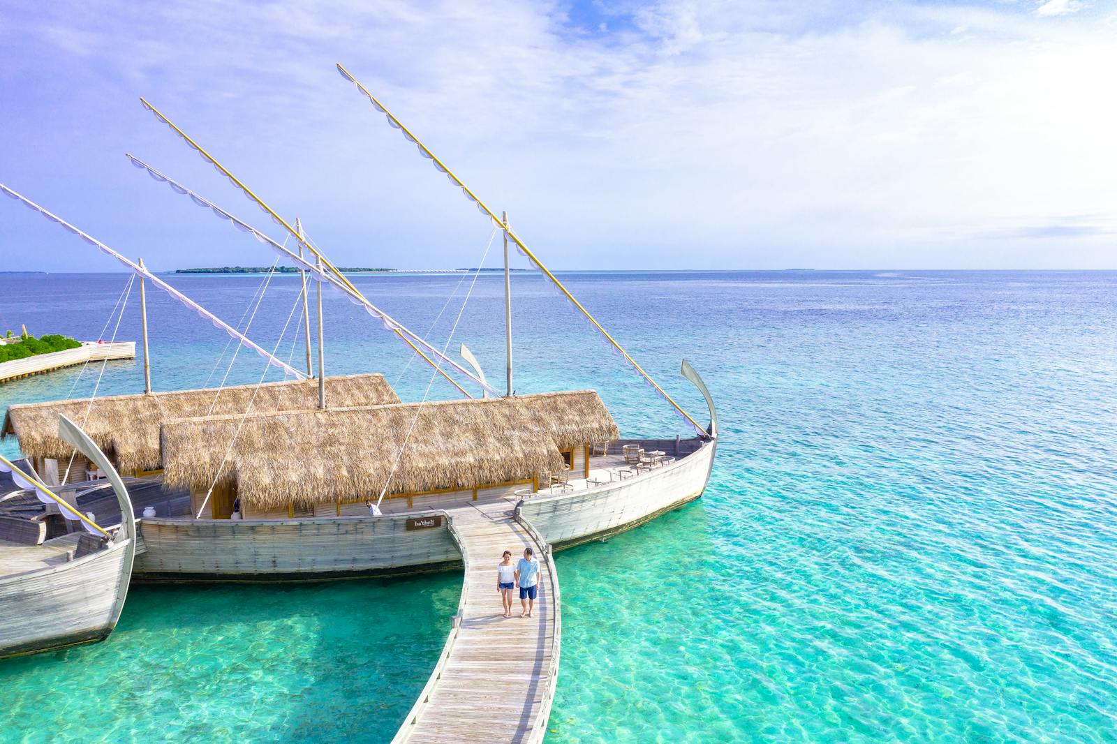 Lagon turquoise et bungalows sur pilotis en Polynésie française