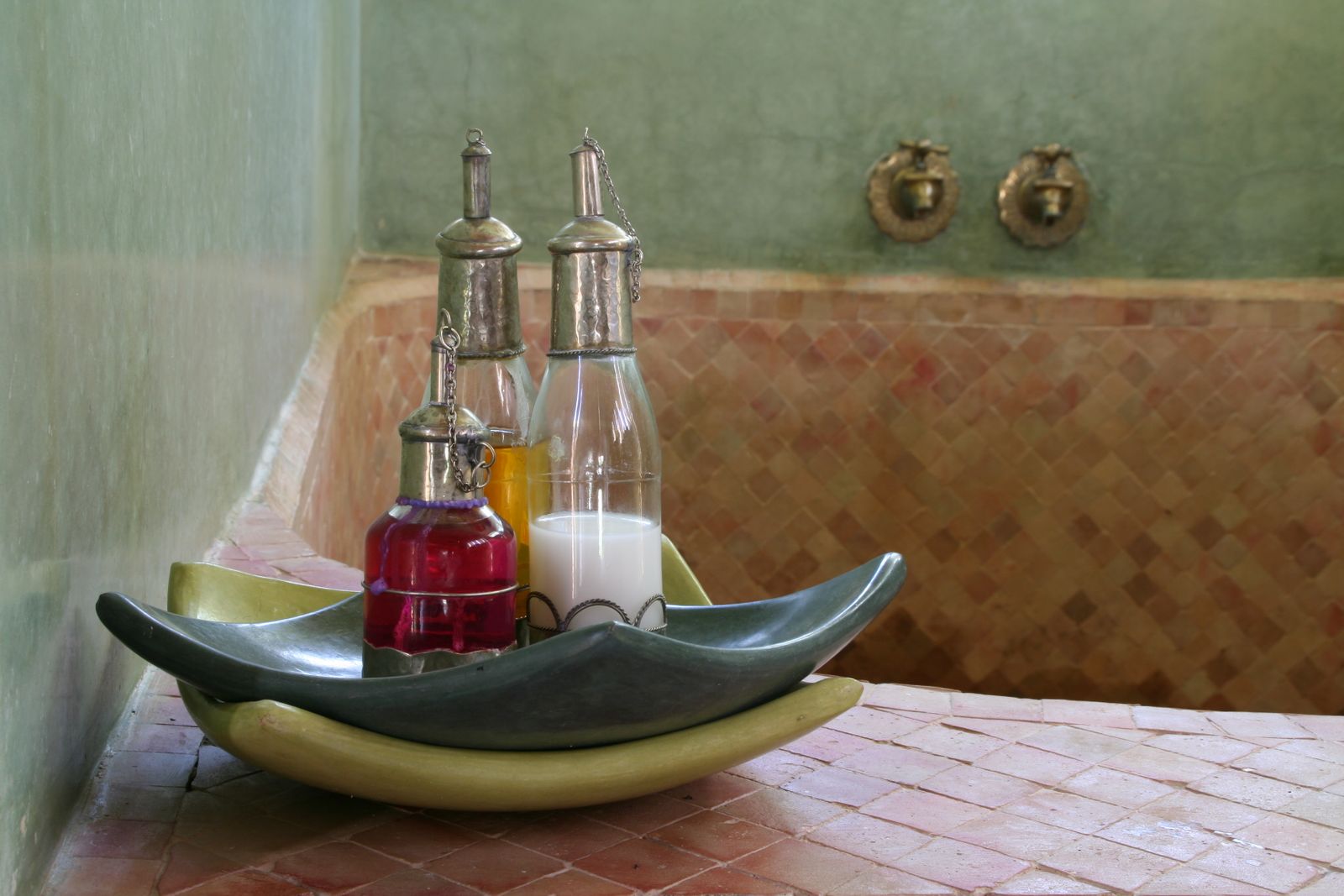 Hammam marocain authentique avec huiles de soin dans une ambiance sereine
