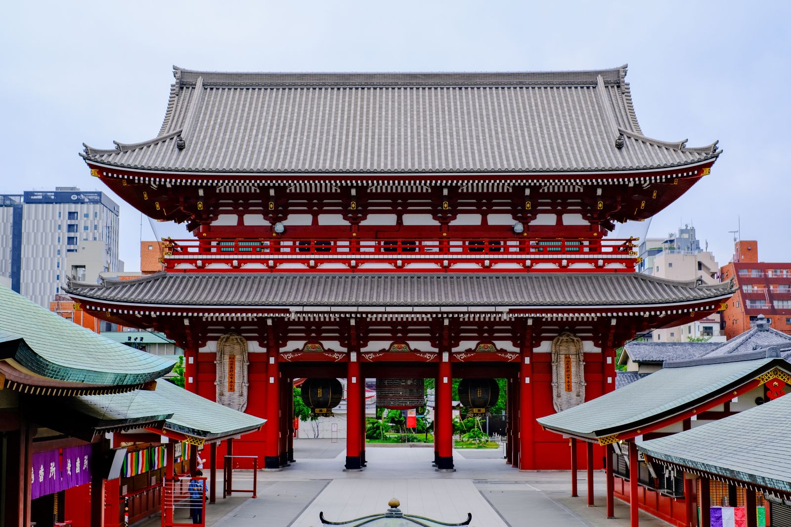 Grande porte historique du temple Senso-ji à Asakusa, cœur du Tokyo traditionnel