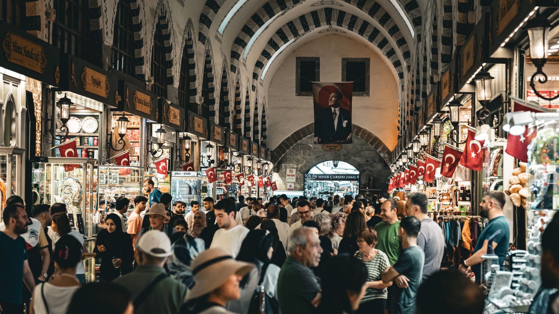 Allée animée du Grand Bazar d'Istanbul avec drapeaux turcs