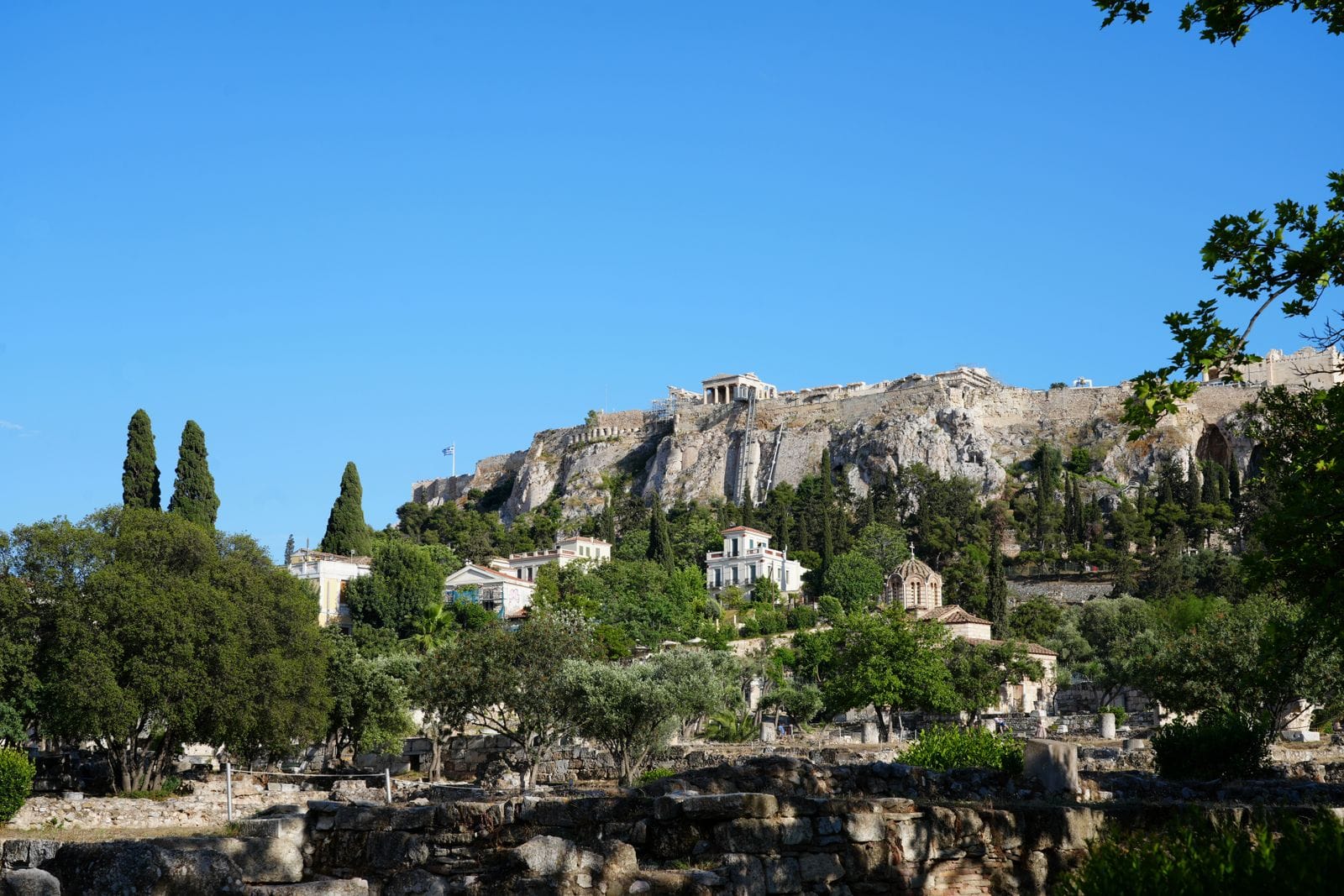Village cycladique blanc et bleu sur les hauteurs de Santorin