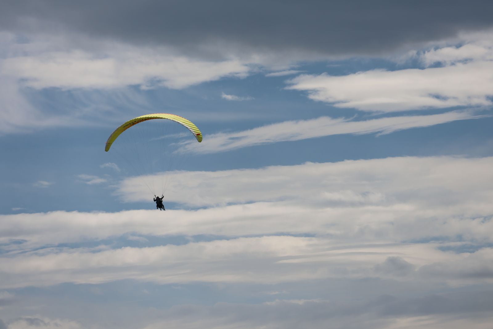 Parapente au-dessus du lagon bleu d'Ölüdeniz, Turquie