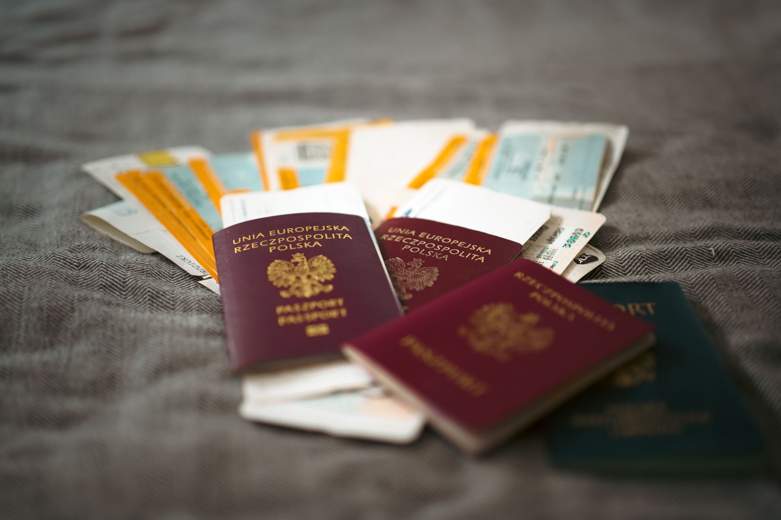 Passeport et documents de voyage posés à côté d'une carte