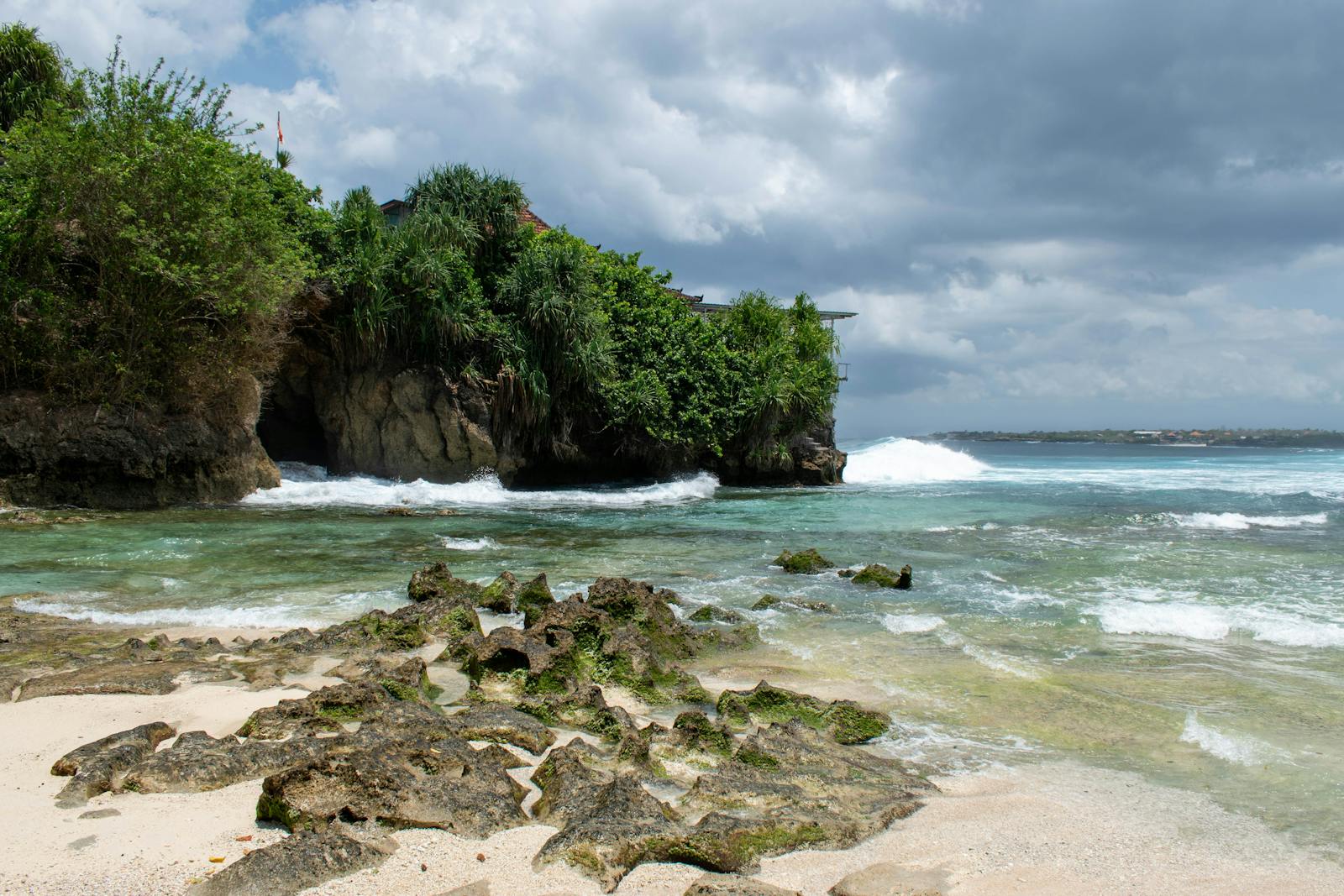 Plage de Padang Padang aux eaux turquoise à Bali
