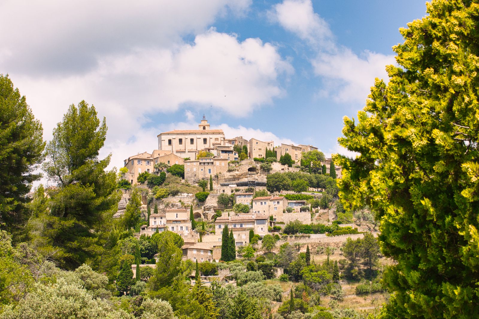 Village perché de Gordes au-dessus de la vallée du Luberon