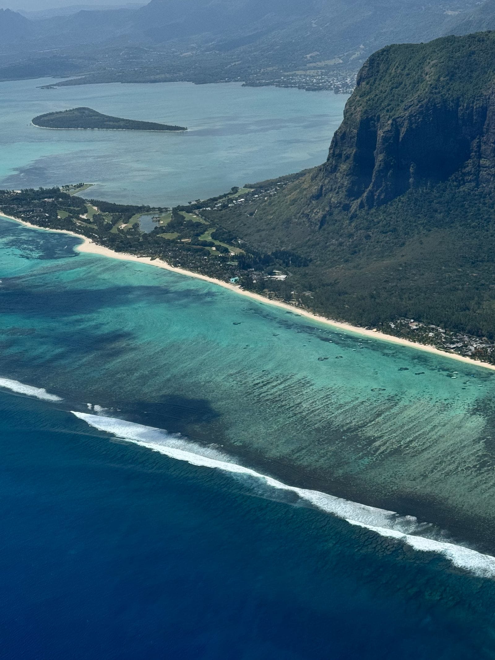 Vue aérienne du Morne Brabant et du lagon turquoise de l'Île Maurice