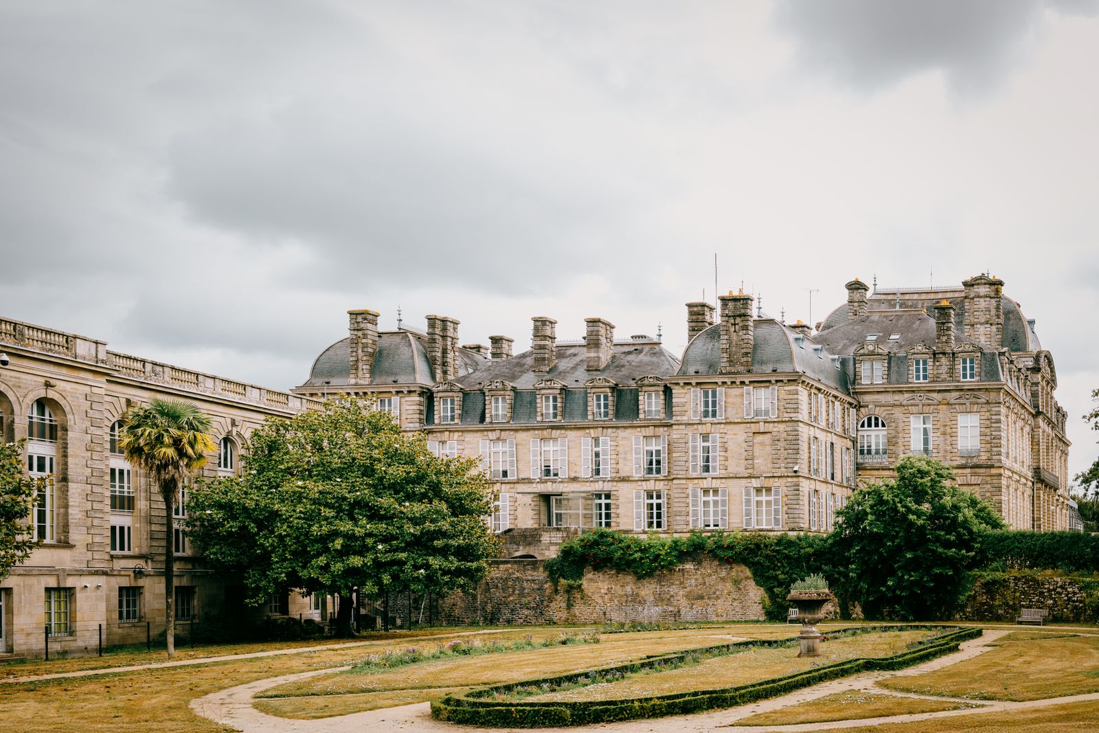 Bâtisses de pierre sur une pointe rocheuse dans le Morbihan