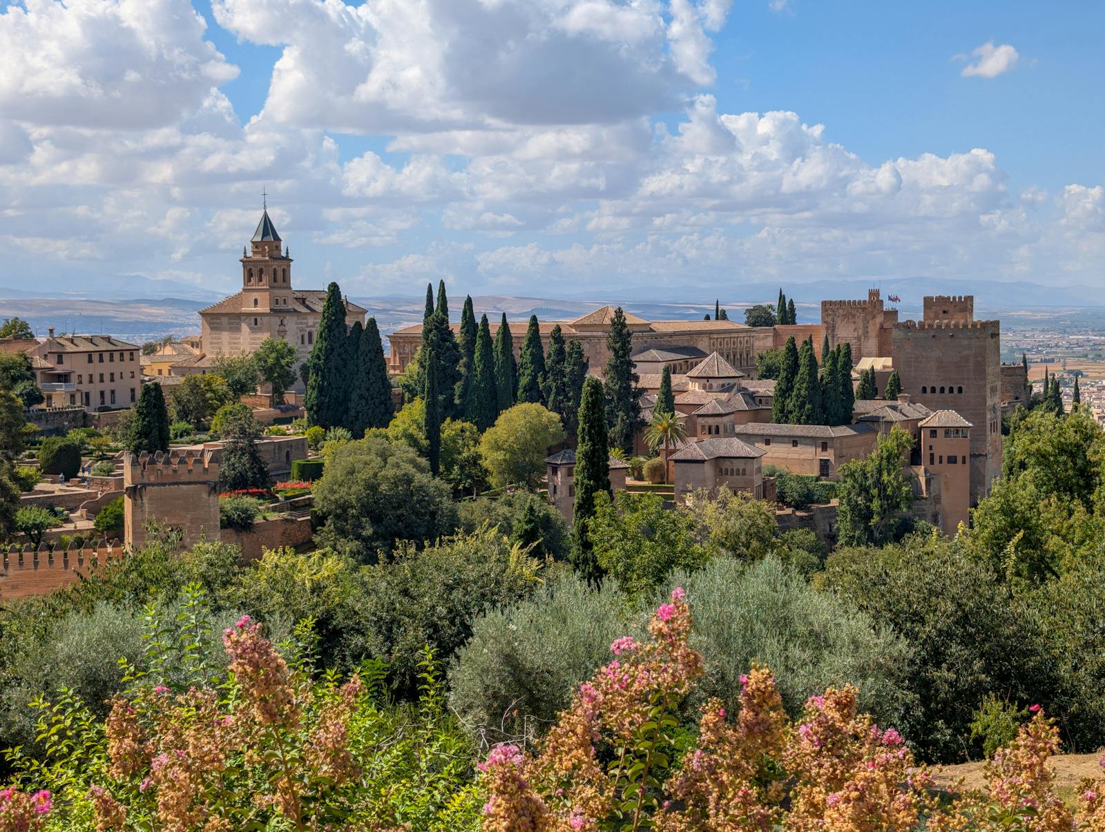 Vue aérienne de l'Alhambra de Grenade et de la Sierra Nevada
