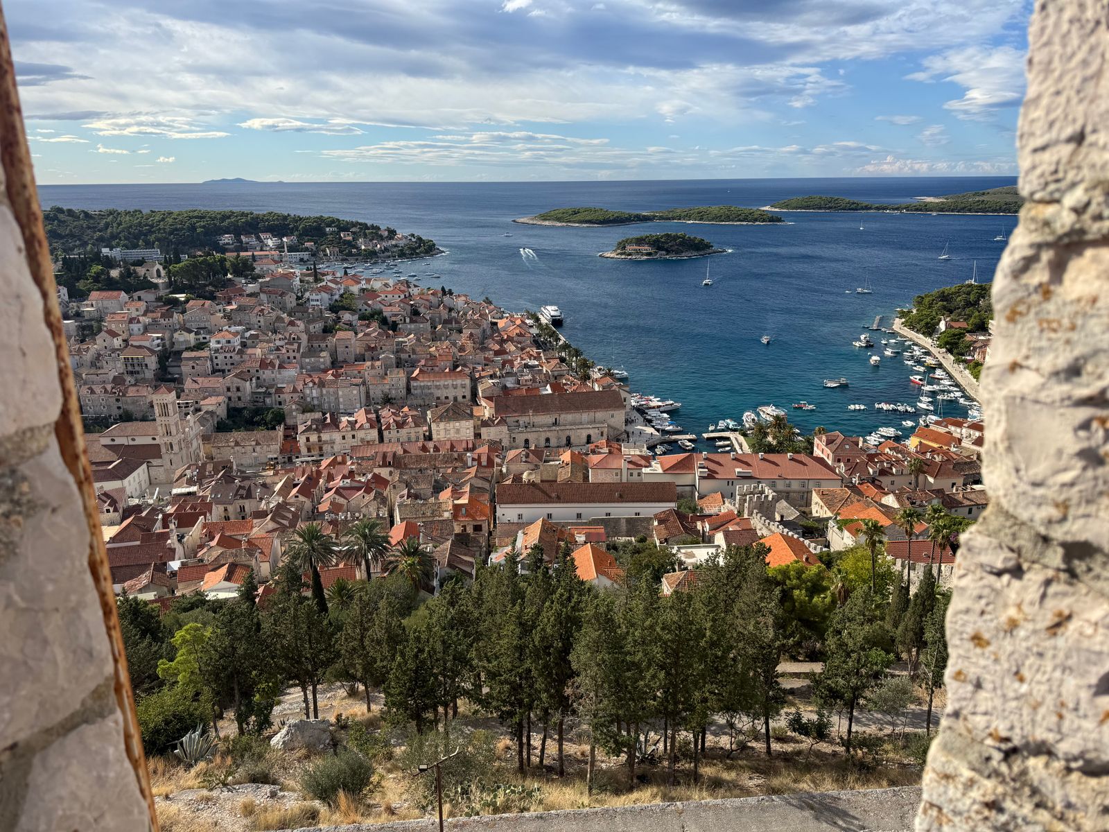 Hvar Town et l'archipel des Pakleni vus des hauteurs, Croatie